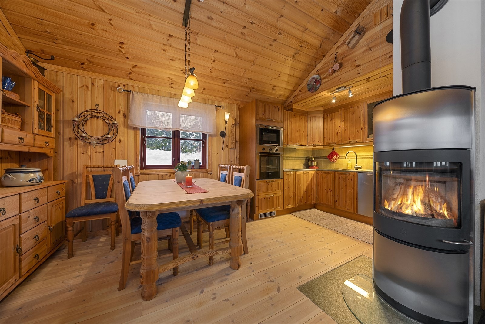 Koselig kjøkken med spiseplass Galleribilde