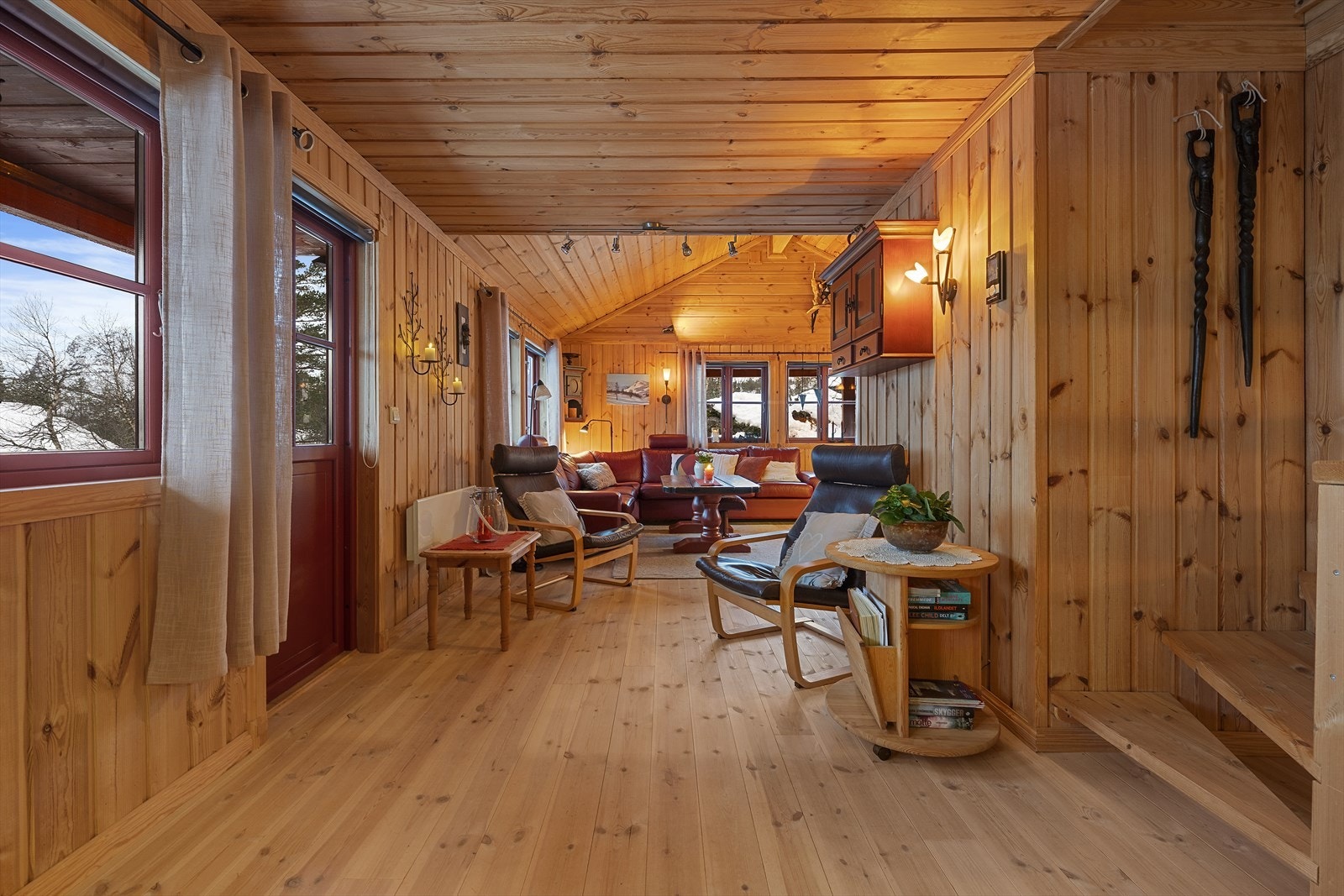 Fra stuen er det utgang til veranda Galleribilde