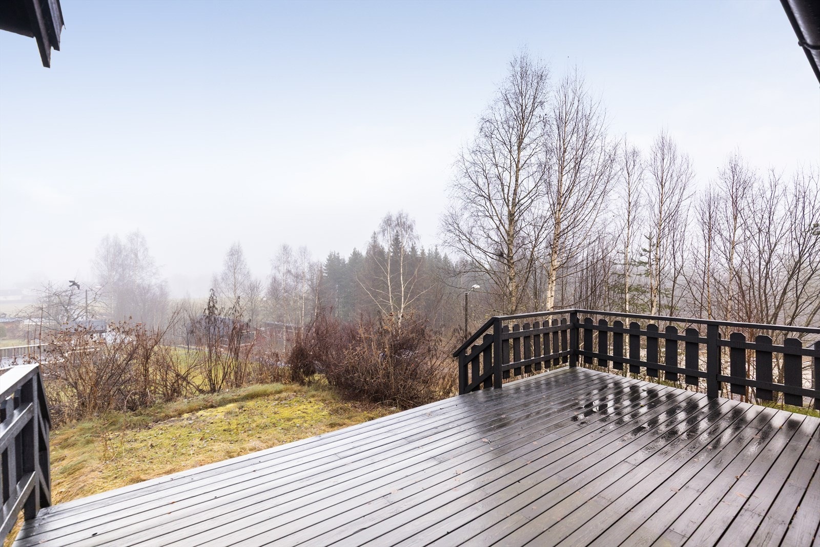 Boligen ligger fint og usjenert til i et lite boligfelt i Fjågesund - ei lita bygd i Kviteseid kommune. Fra boligen er det kort vei til flott natur og Flåvatn, som er en del av Telemarkskanalen. Kommunesenteret ligger i Kviteseid, ca. 2 mil fra Fjågesund. Galleribilde
