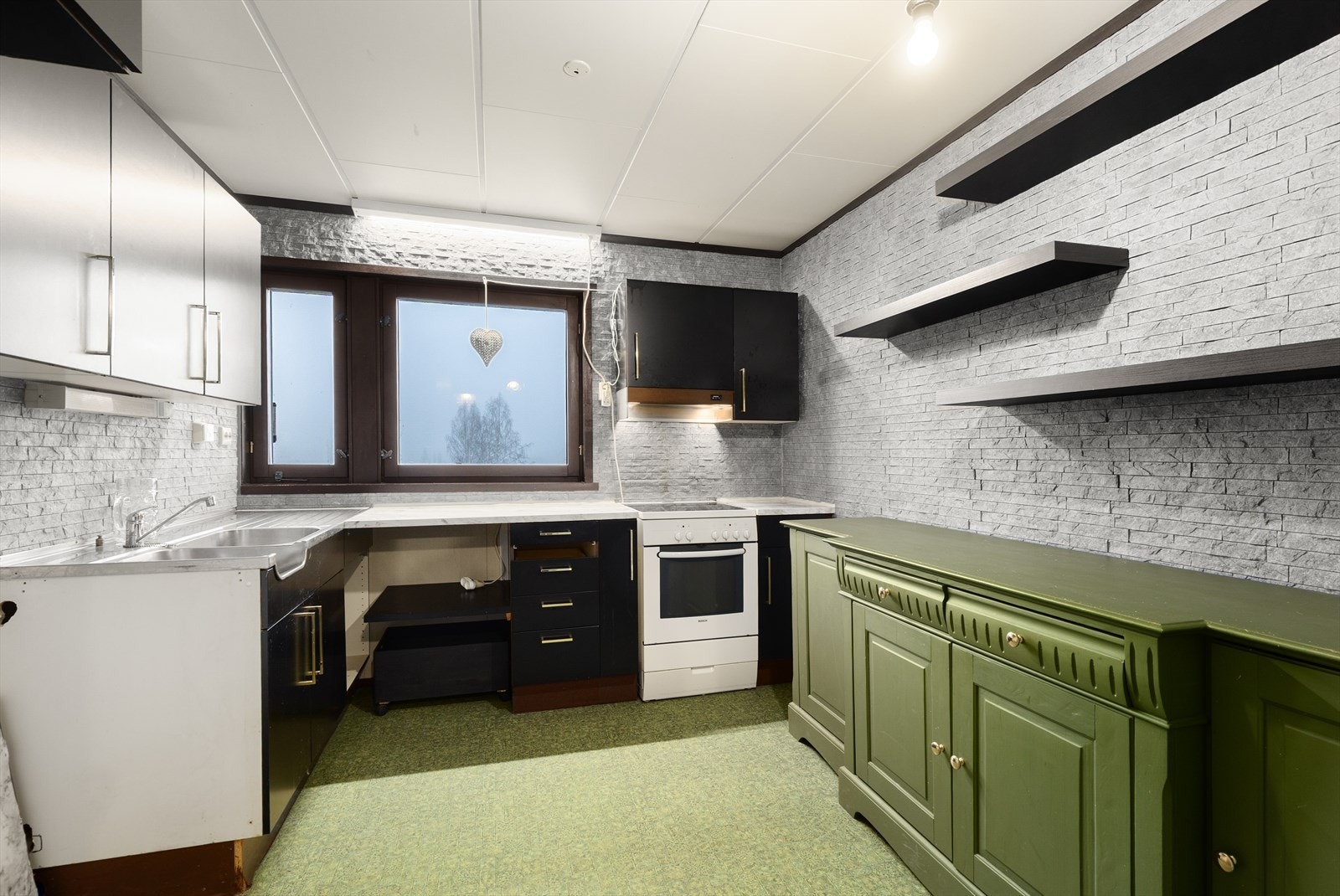 Det er vinylbelegg på gulv og dekorstein/ malte plater på vegger. Galleribilde