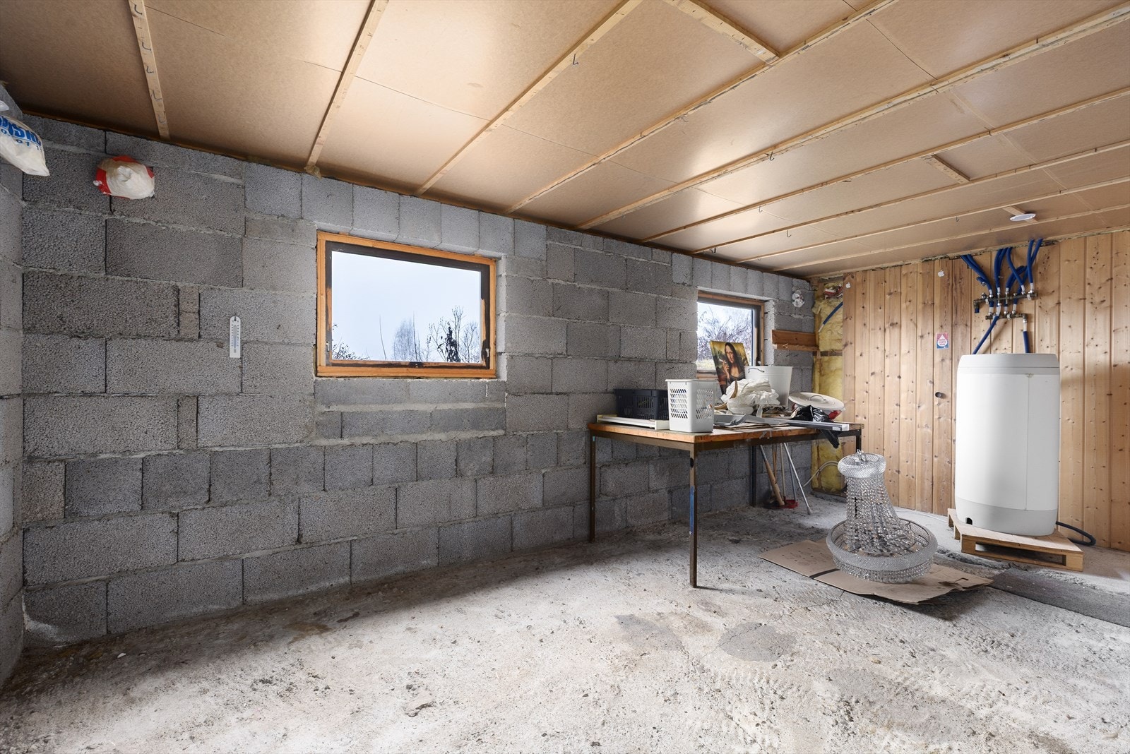 I et av bodrommene er en 200 liters varmtvannstank plassert.
Varmtvannstank og vannledning i plast ble byttet i 2013. Galleribilde