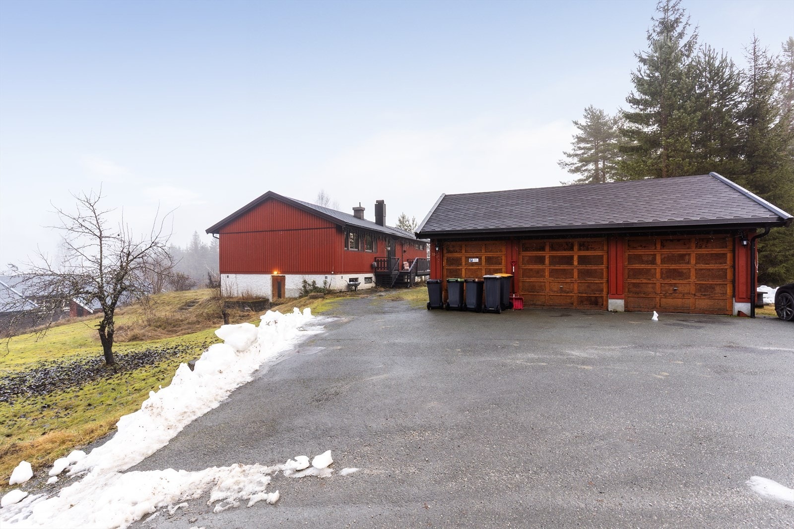 I tillegg til eneboligen er det oppført en romslig dobbelgarasje på eiendommen.
Garasjen er oppført i 2001 og er 45 kvm stor. Galleribilde