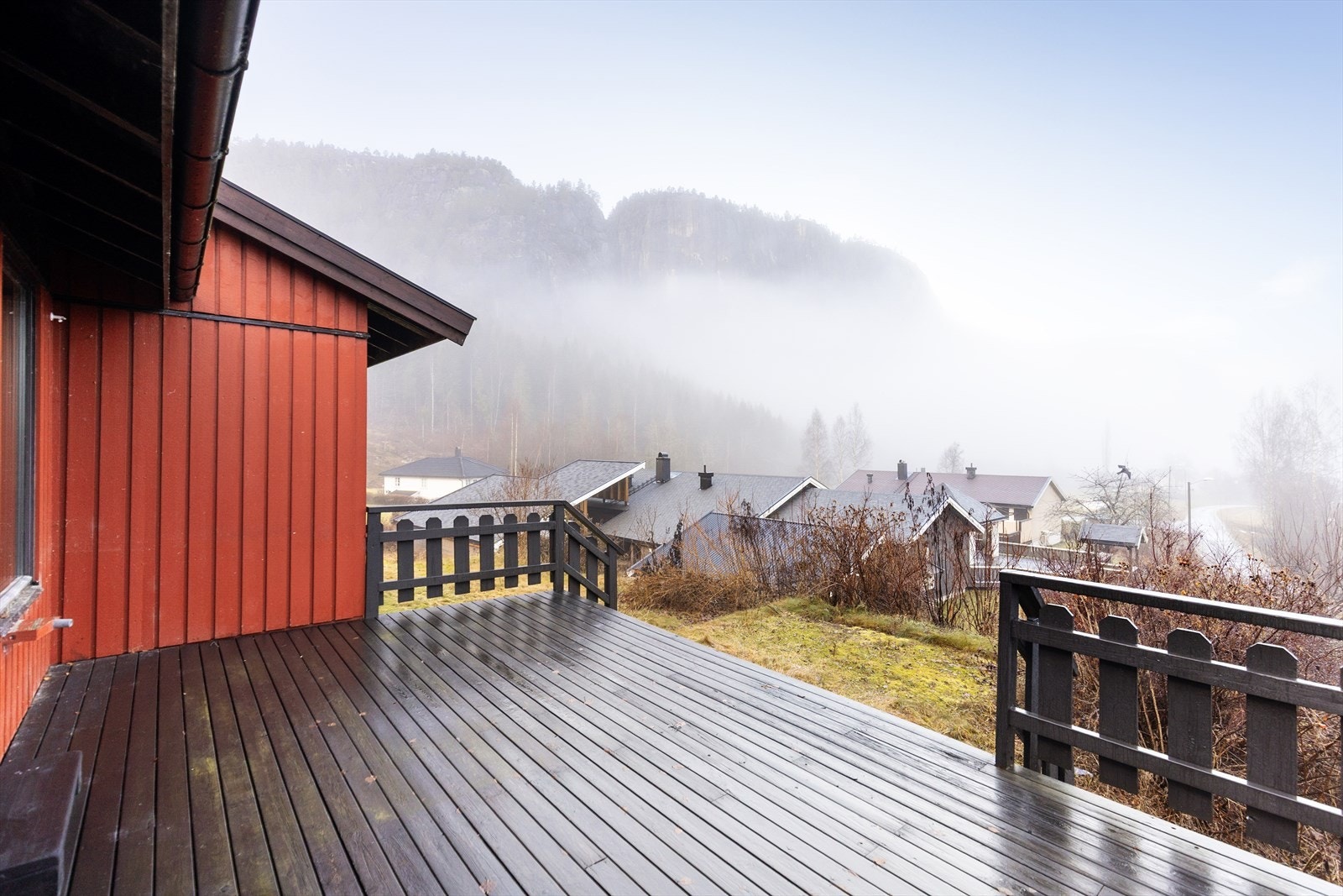 Boligen har en stor og fin veranda beliggende høyt og fritt med fint utsyn utover nærområdet og naturskjønne omgivelser. Galleribilde