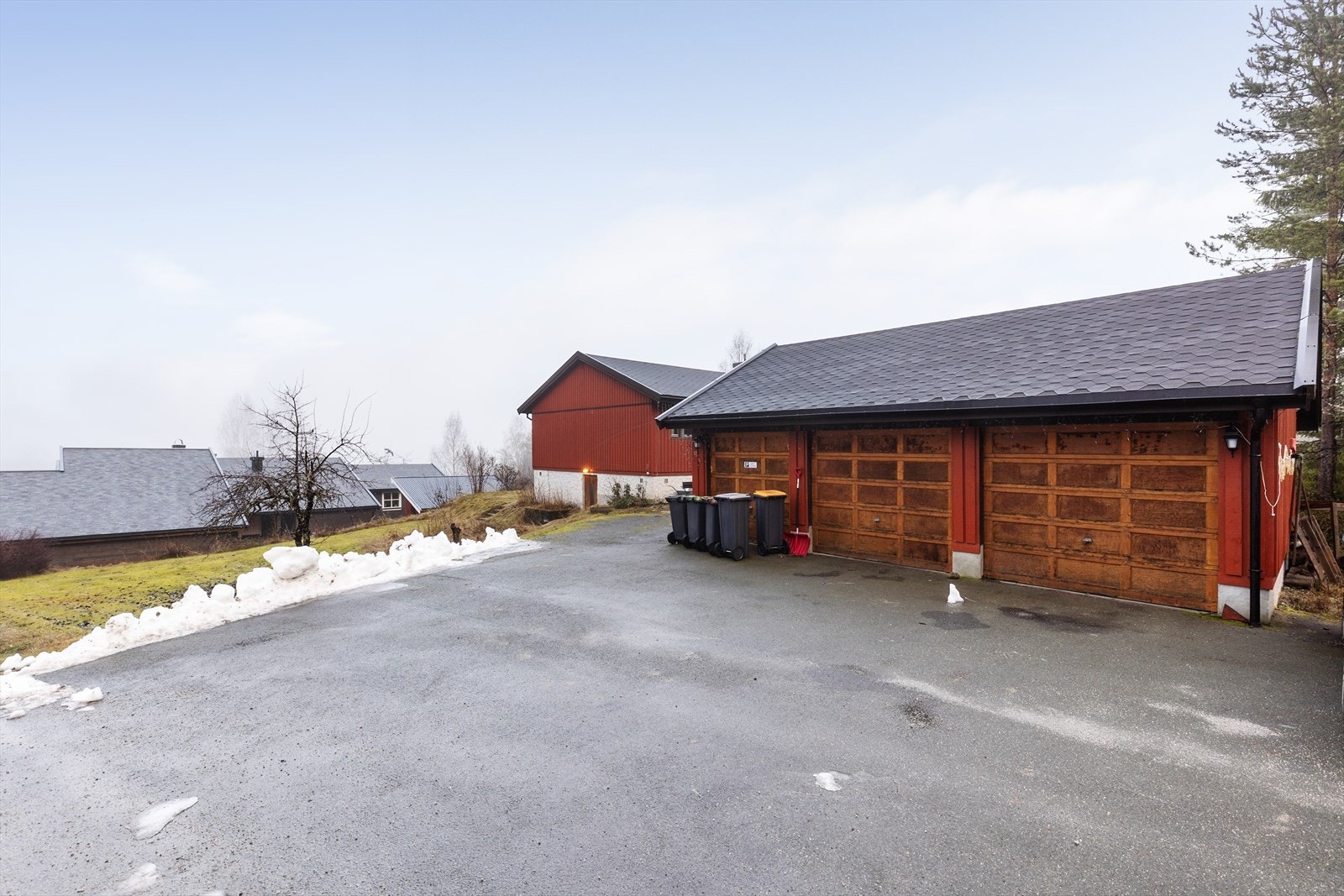 Det er ellers parkeringsmuligheter på den store, asfalterte gårdsplassen. Galleribilde