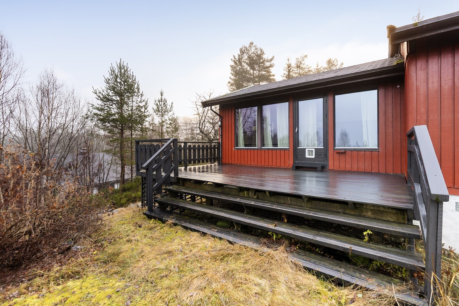 Verandaen er romslig og har god plass til utemøbler. Det er trapp ned til hagen og verandadør inn til stuen. Galleribilde