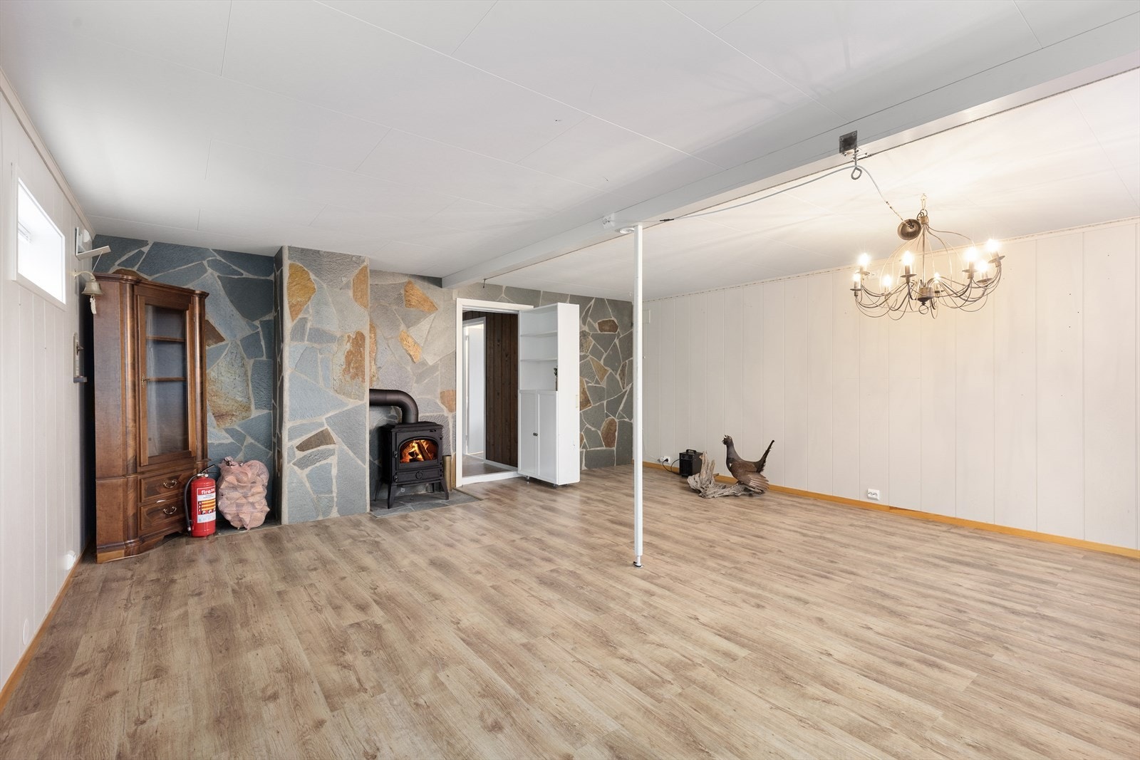 I boligens underetasje er det en romslig kjellerstue, et bad og flere bodrom. Galleribilde