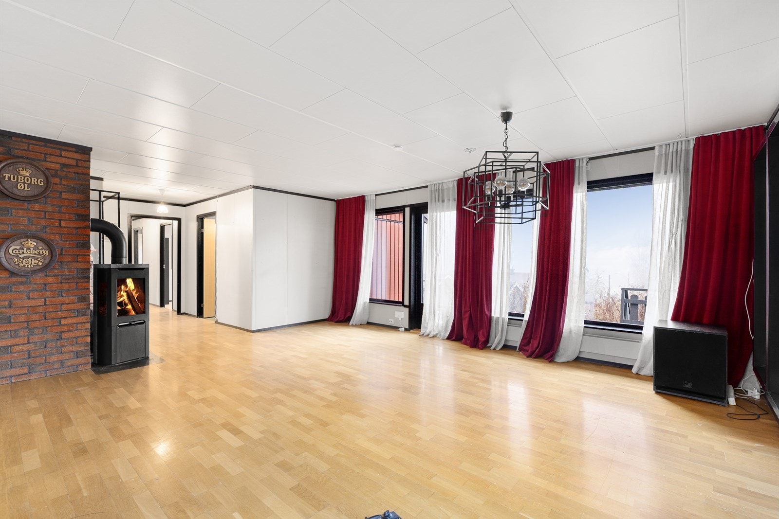 Boligen fremstår som en hyggelig familiebolig fra 1981 med god planløsning. Bygningssakkyndige opplyser om taktekking og 3-lags vindusglass i 1. etg fra 2008, samt 200l varmtvannstank og vannledning fra 2013. Deler av boligen har behov for oppgradering. Galleribilde