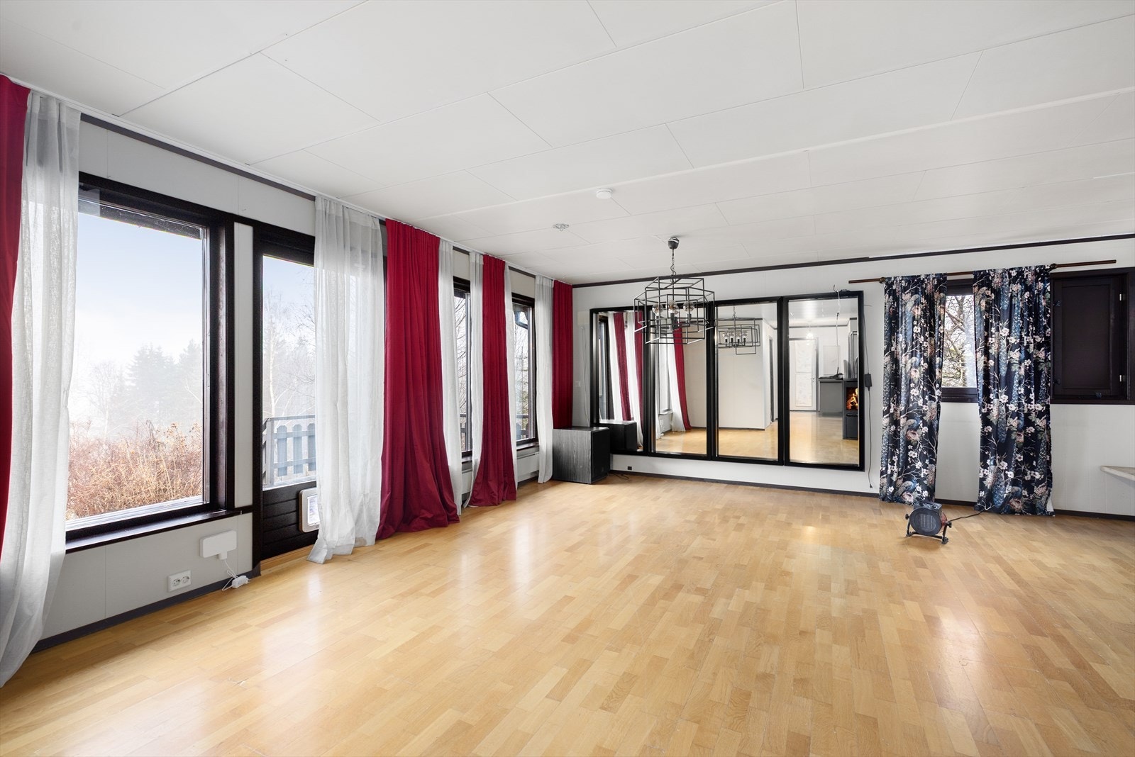 Stuen er lys og romslig med store vindusflater som slipper godt med naturlig lys inn. Galleribilde