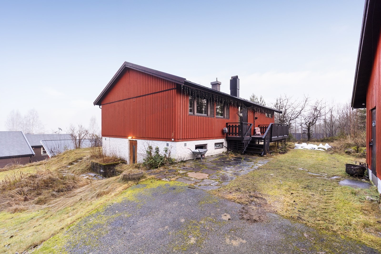Eiendommen har en stor og usjenert tomt opparbeidet med gressplen, prydbusker og frukttrær. Tomten har også hyggelige hellelagte stier og områder. Galleribilde