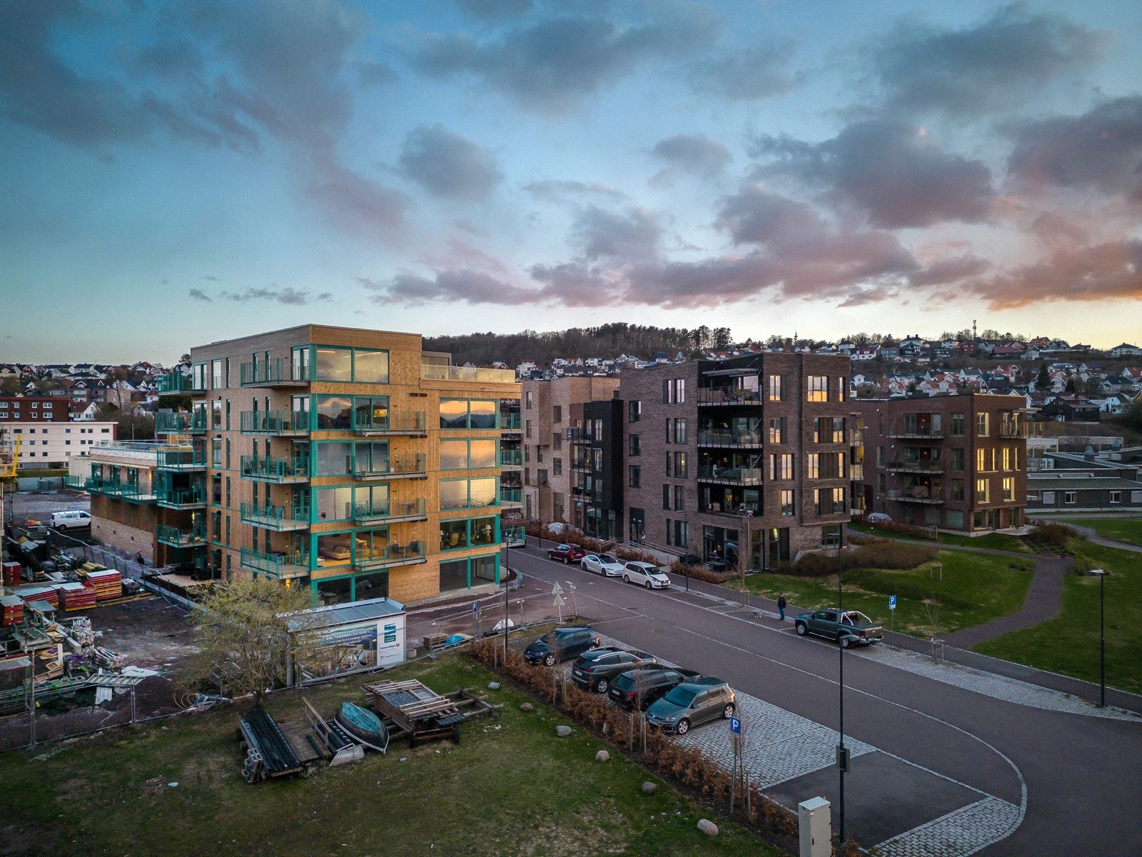 Borettslaget har en flott beliggenhet rett ved fjorden. Nabobygget til venstre i bildet er nærmere ferdigbygget nå (bildet er fra 2023). Galleribilde