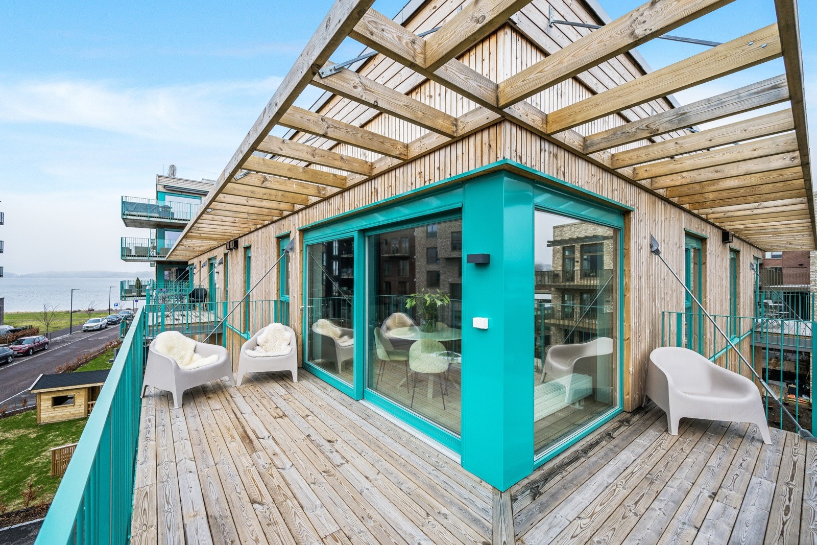 Vi avslutter rundturen med noen flotte utebilder - her ser vi den store balkongen. Galleribilde