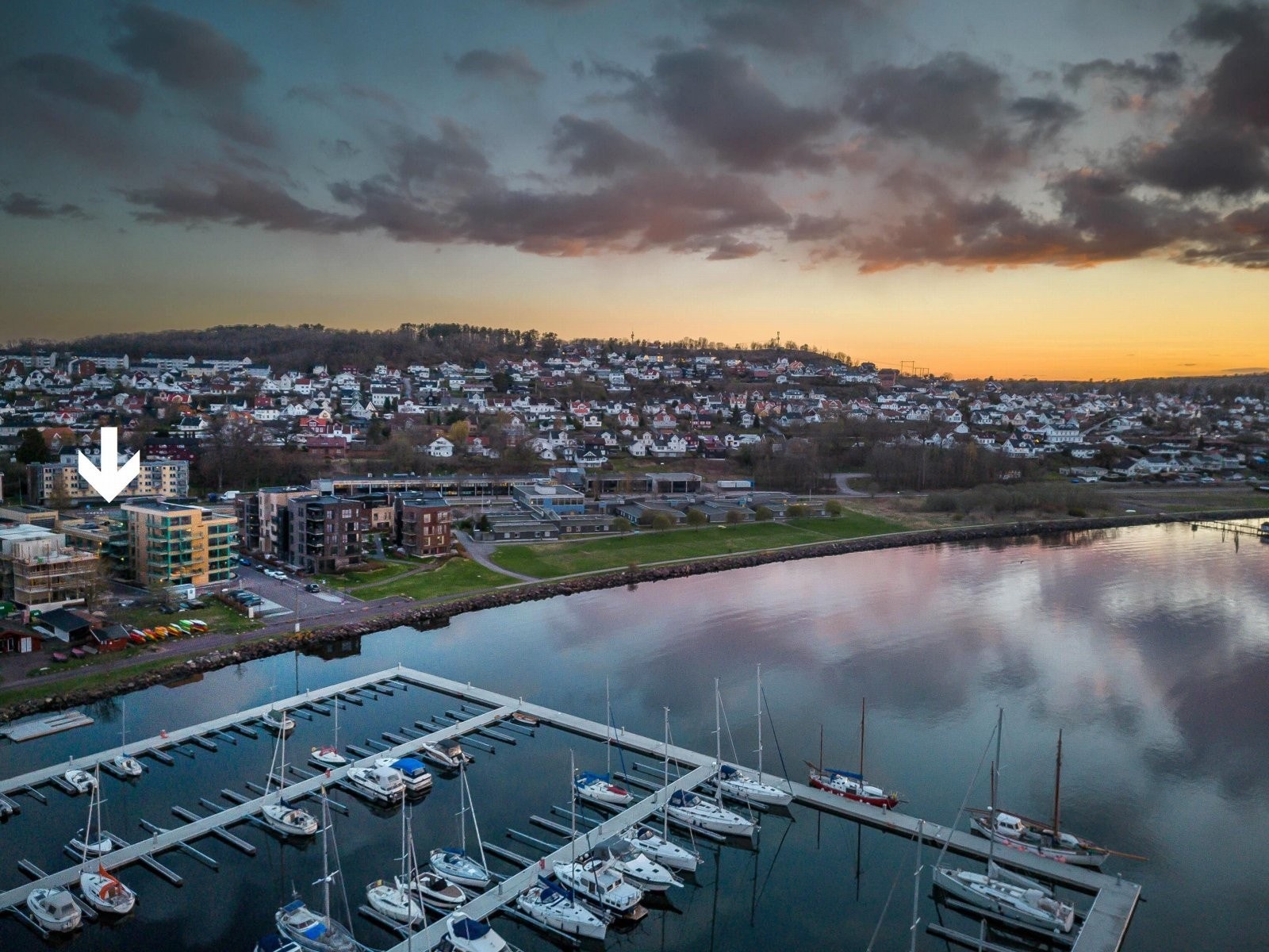 Rolv Wesenlunds vei 9 ligger idyllisk til og her har man småbåthavn som nærmeste nabo (kveldsbildene er tatt i 2023 og nabobygget er nærmere ferdig) Galleribilde