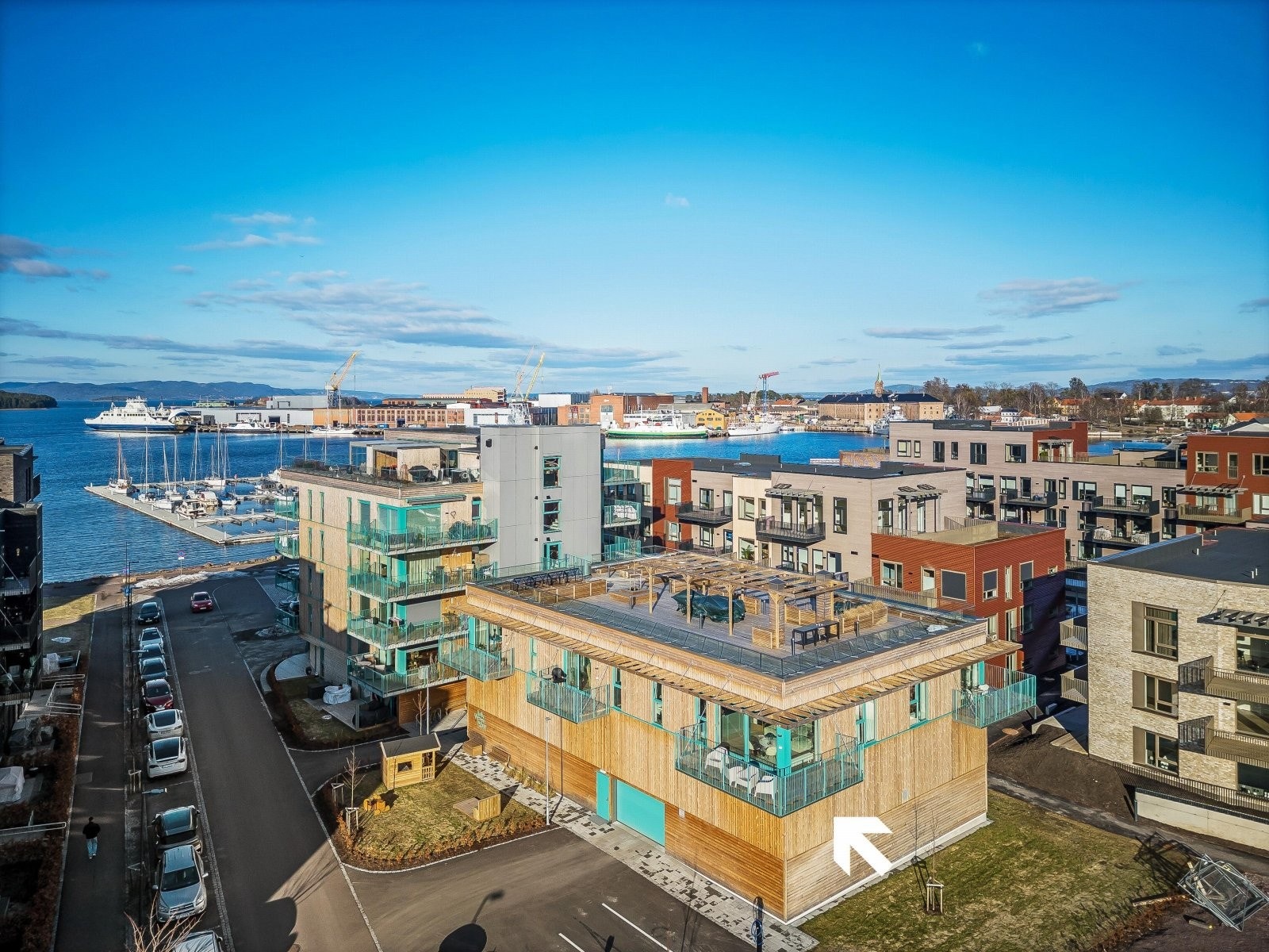 Leiligheten ligger i 3. etasje på hjørnet av bygget med stor og solrik balkong mot sydvest. Galleribilde