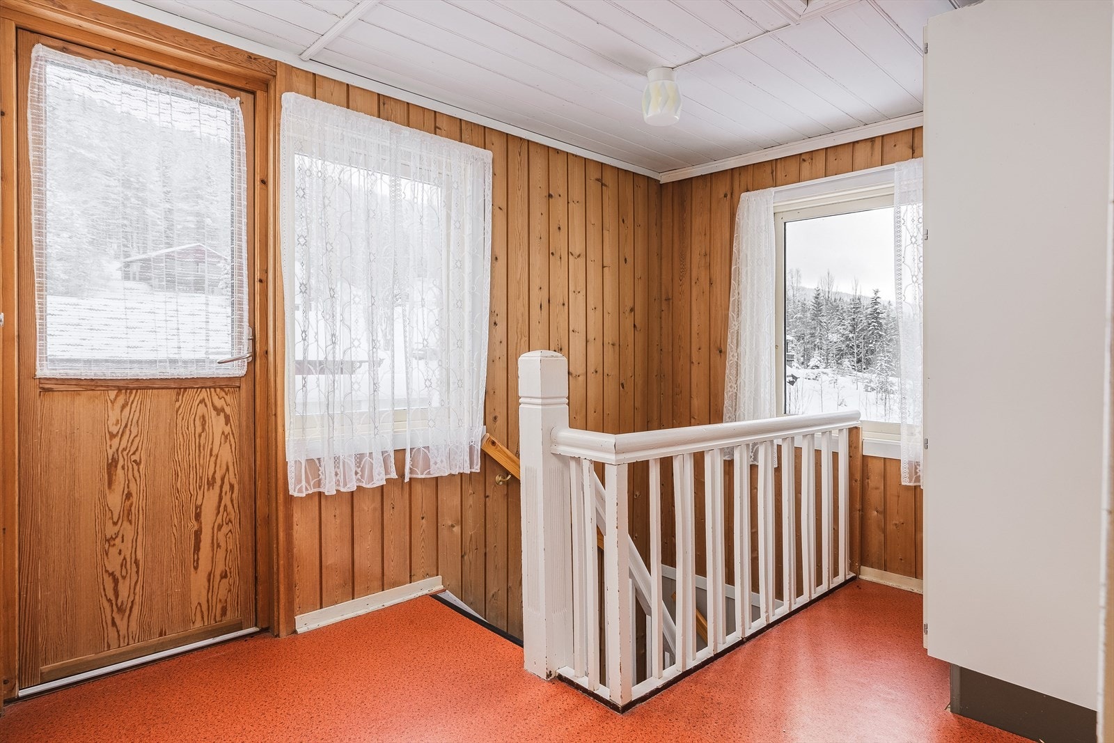 Gangen i andre etasje fører til samtlige soverom, og har utgang til en østvendt veranda som har et areal på ca. 5 kvm. Galleribilde