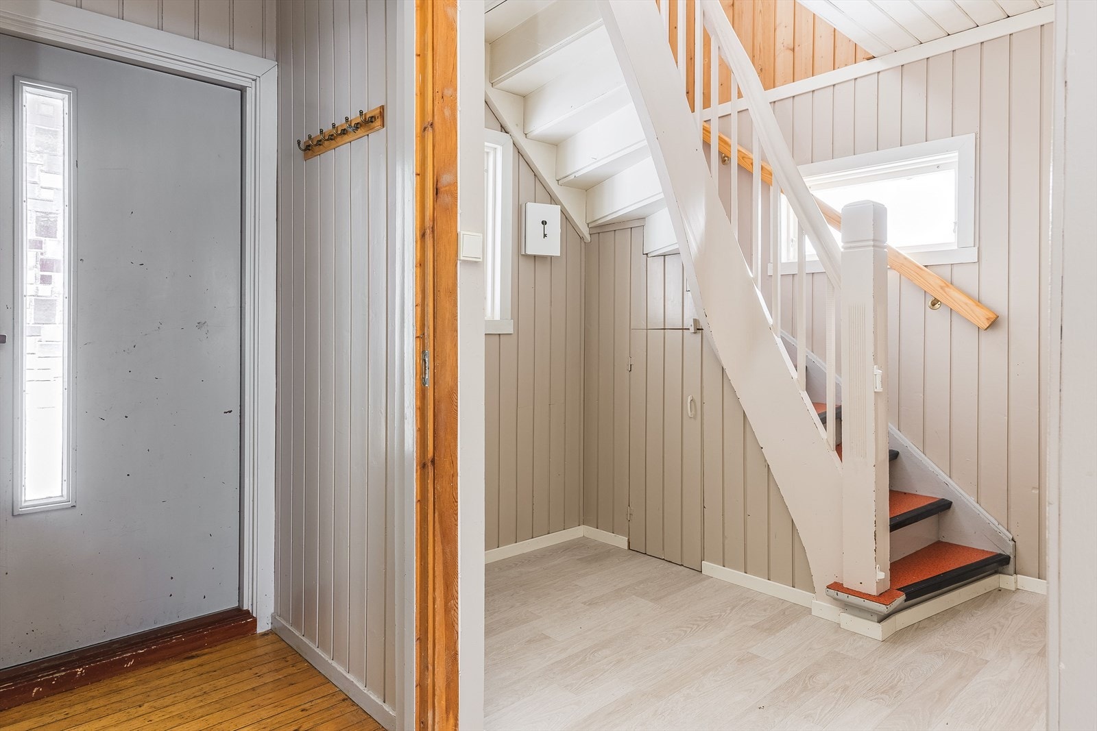 En åpen entré med opphengsmuligheter for tøy fører deg videre inn i gangen med trapp opp til andre etasje, og de øvrige rommene i første etasje. Galleribilde