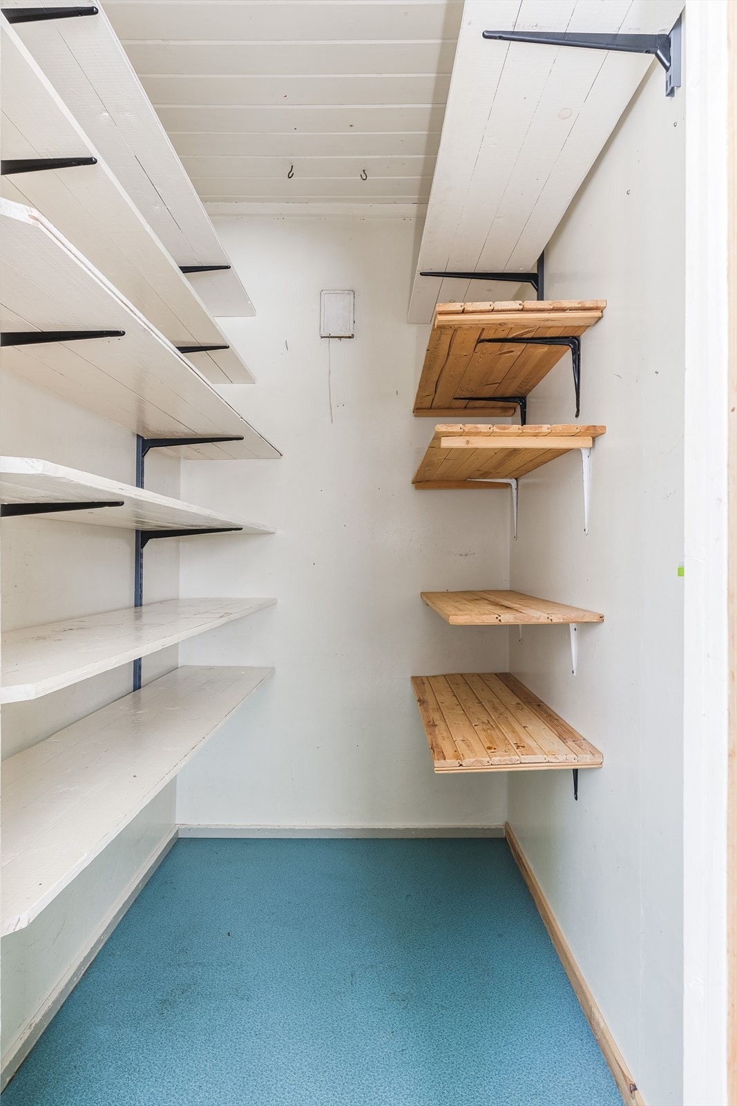 Innenfor kjøkkenet er det en praktisk bod som er svært egnet til oppbevaring med sine fastmonterte hyller. Galleribilde