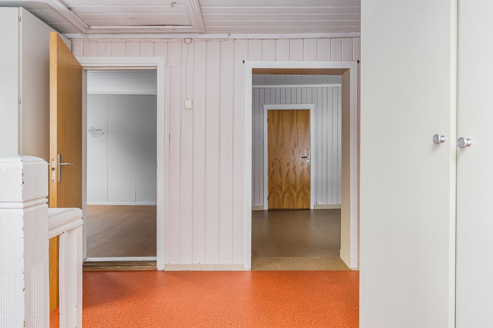 Fra gangen i andre etasje, mot et av soverommene på venstre side. Til høyre sees en gang som fører til de fire øvrige soverommene. Galleribilde