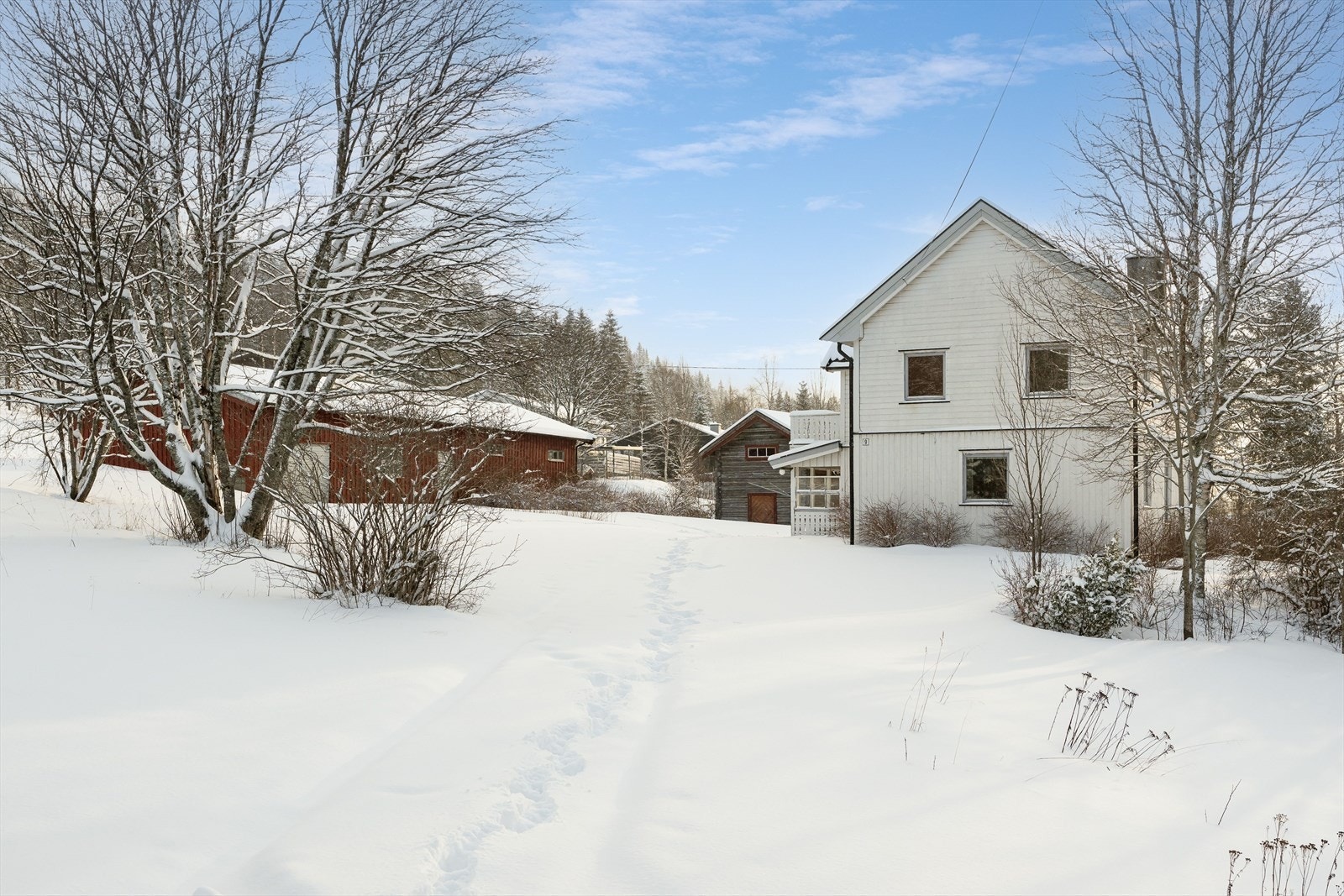 Velkommen til denne innholdsrike og fine eiendommen med sjarm og sjel! Eiendommen består av en romslig enebolig, et stort uthus med garasjerom og et stabbur i tømmer. Galleribilde