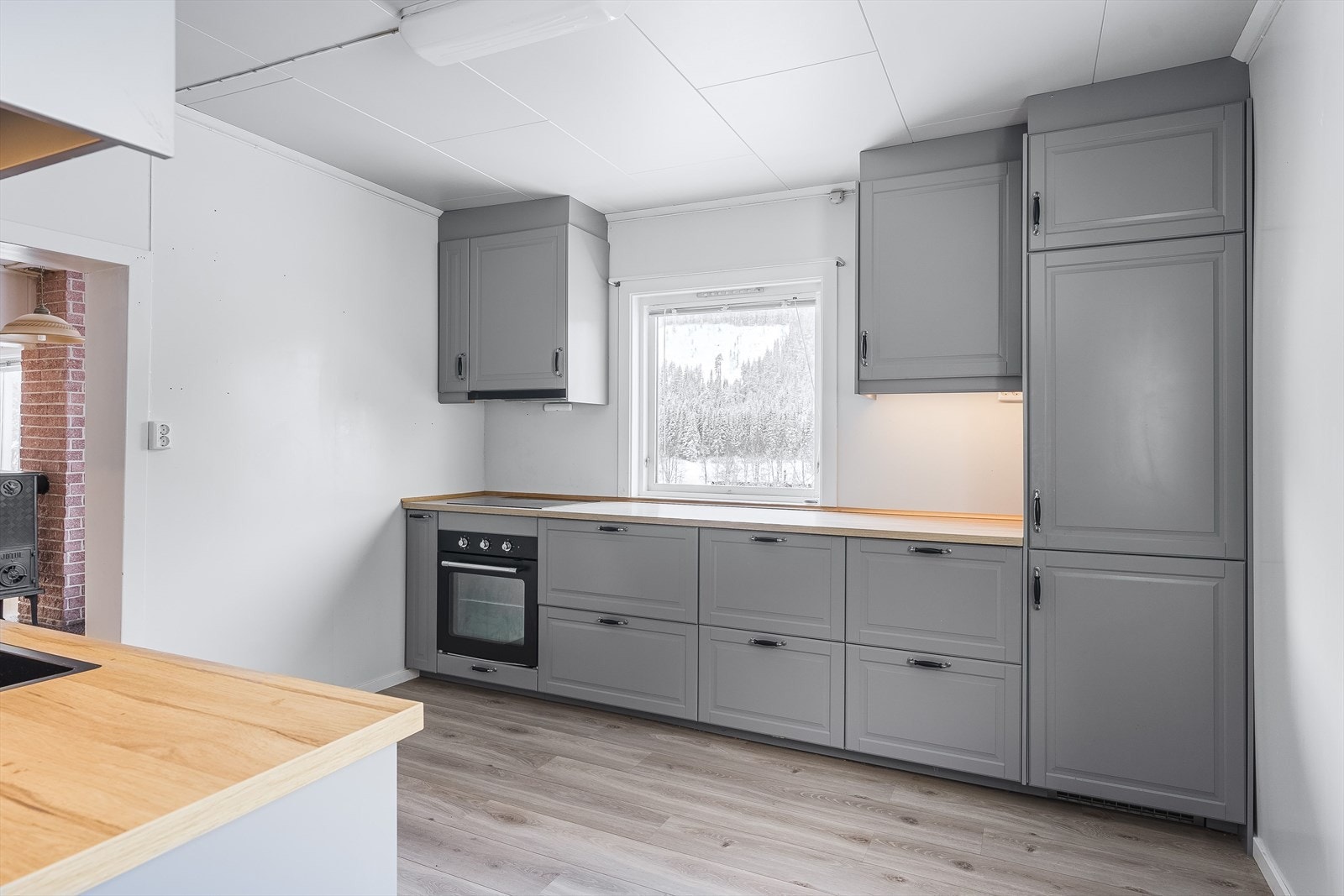 Et lyst og pent kjøkken med fine løsninger og god plass! Galleribilde