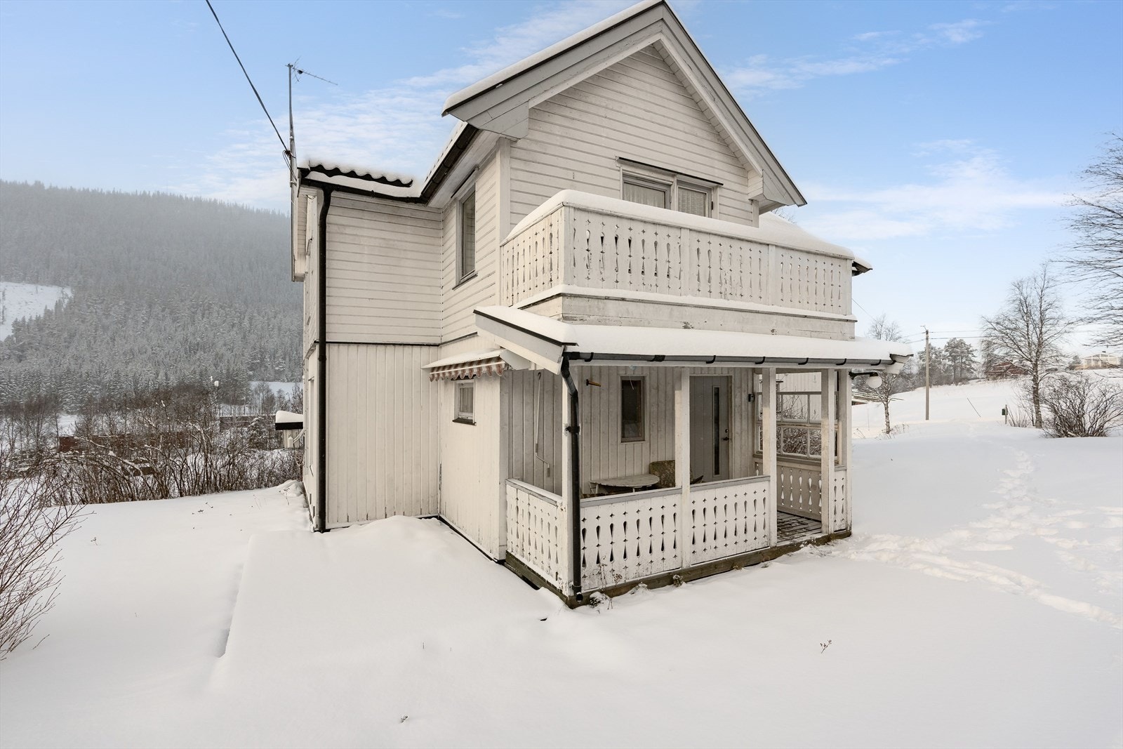 Det overbygde inngangspartiet har glass montert på nordsiden og markise på sørsiden. Galleribilde