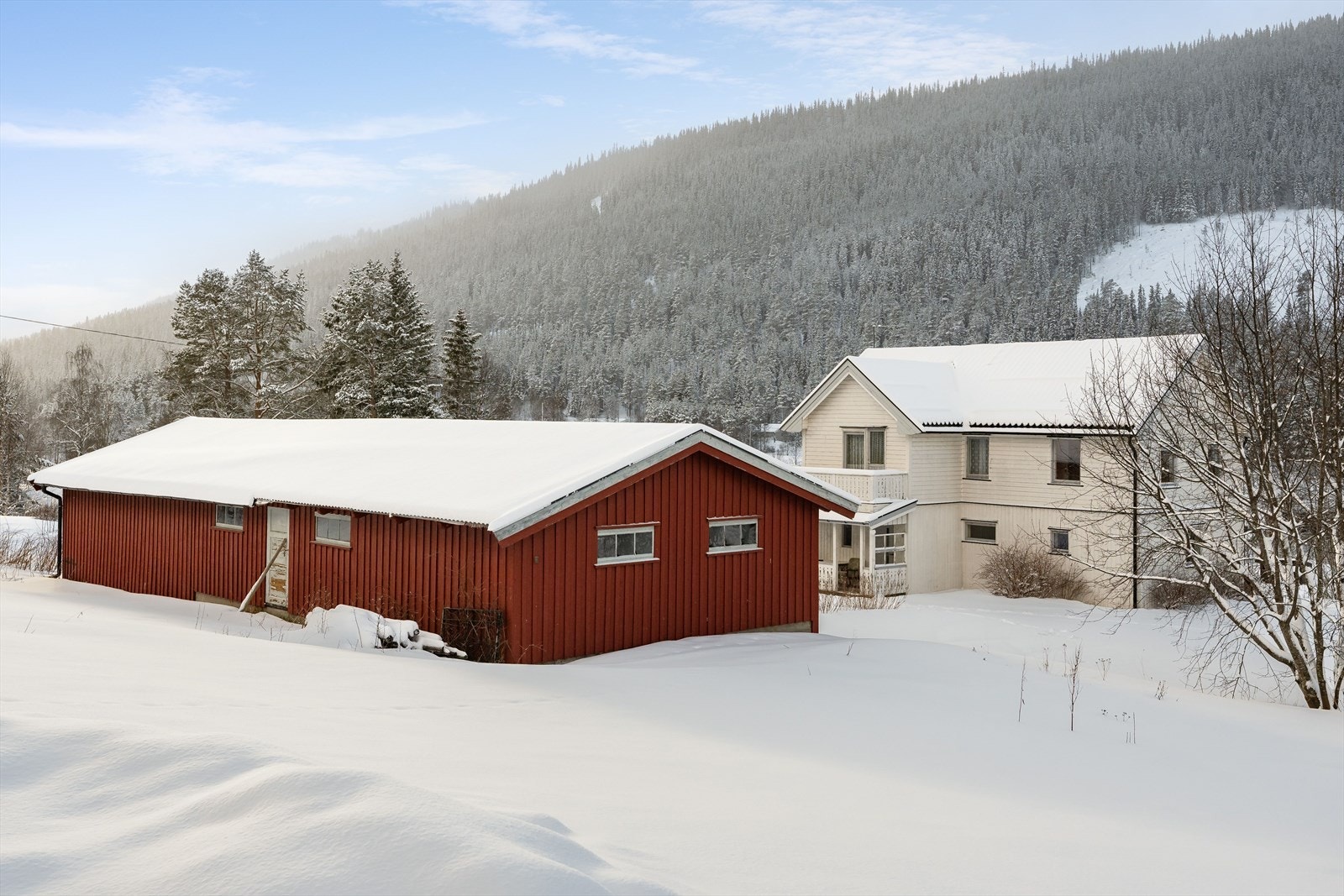 Du møtes av et trivelig tun med en romslig gårdsplass. Bygningene omkranser gårdsplassen fint. Galleribilde