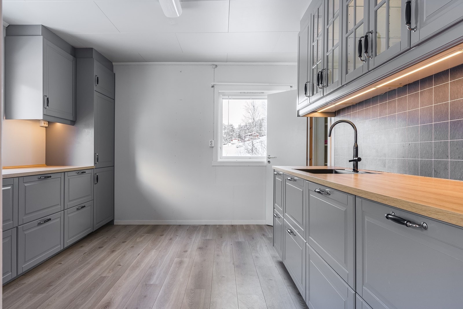 Kjøkkenet som ble opplyst montert i 2021 har godt med skap- og benkeplass, og integrert koketopp, stekeovn, oppvaskmaskin og kjøl-/fryseskap som medfølger. Galleribilde