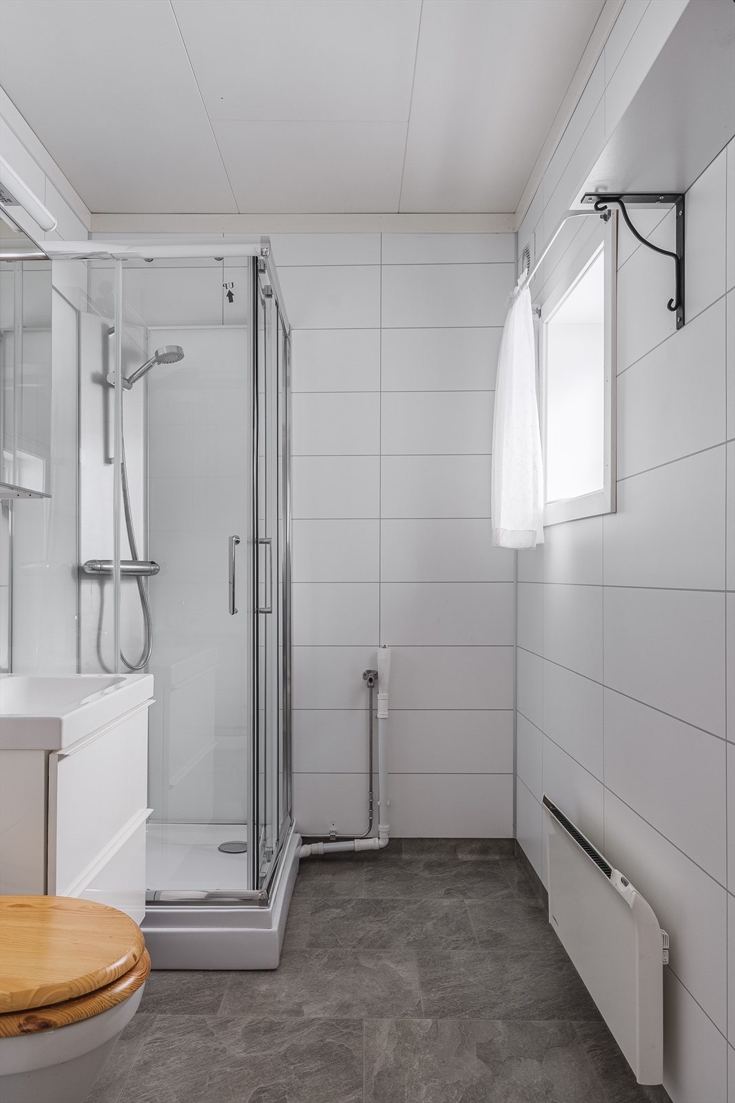 Badet som ligger i tilknytning til gangen i første etasje, ble opplyst ombygd- og oppgradert i 2021. Galleribilde