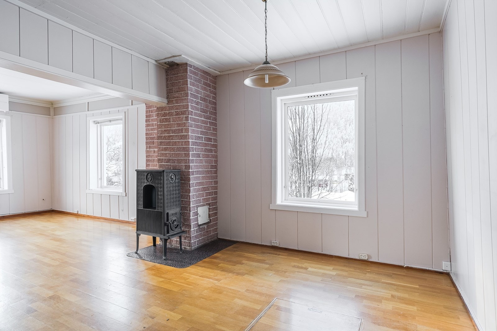 Boligen har en romslig stue i vinkel med åpen løsning inn til kjøkkenet. Galleribilde