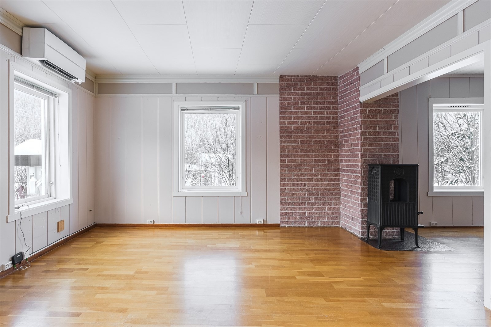 I stuen står det en vedovn som sørger for god varme på de kalde dagene, i tillegg til at boligen er utstyrt med en nyere varmepumpe. Galleribilde