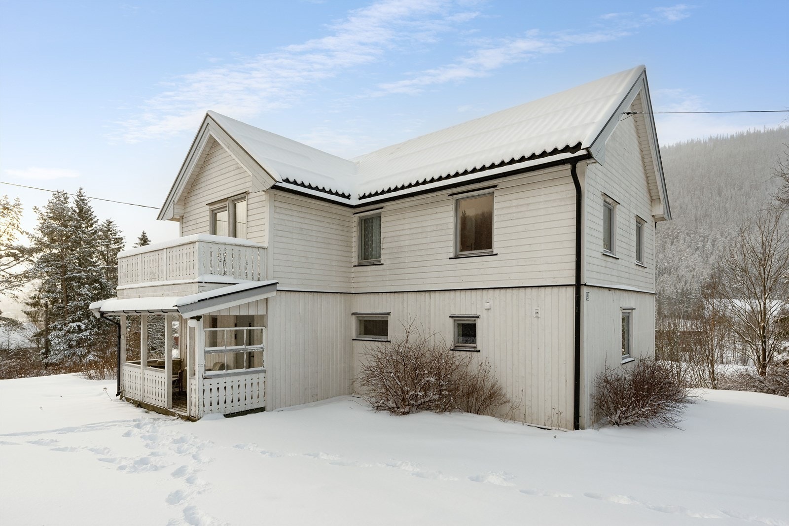 Boligen som ble antatt oppført i ca. 1905 har hele fem soverom, og kjøkken og bad fra 2021. Galleribilde