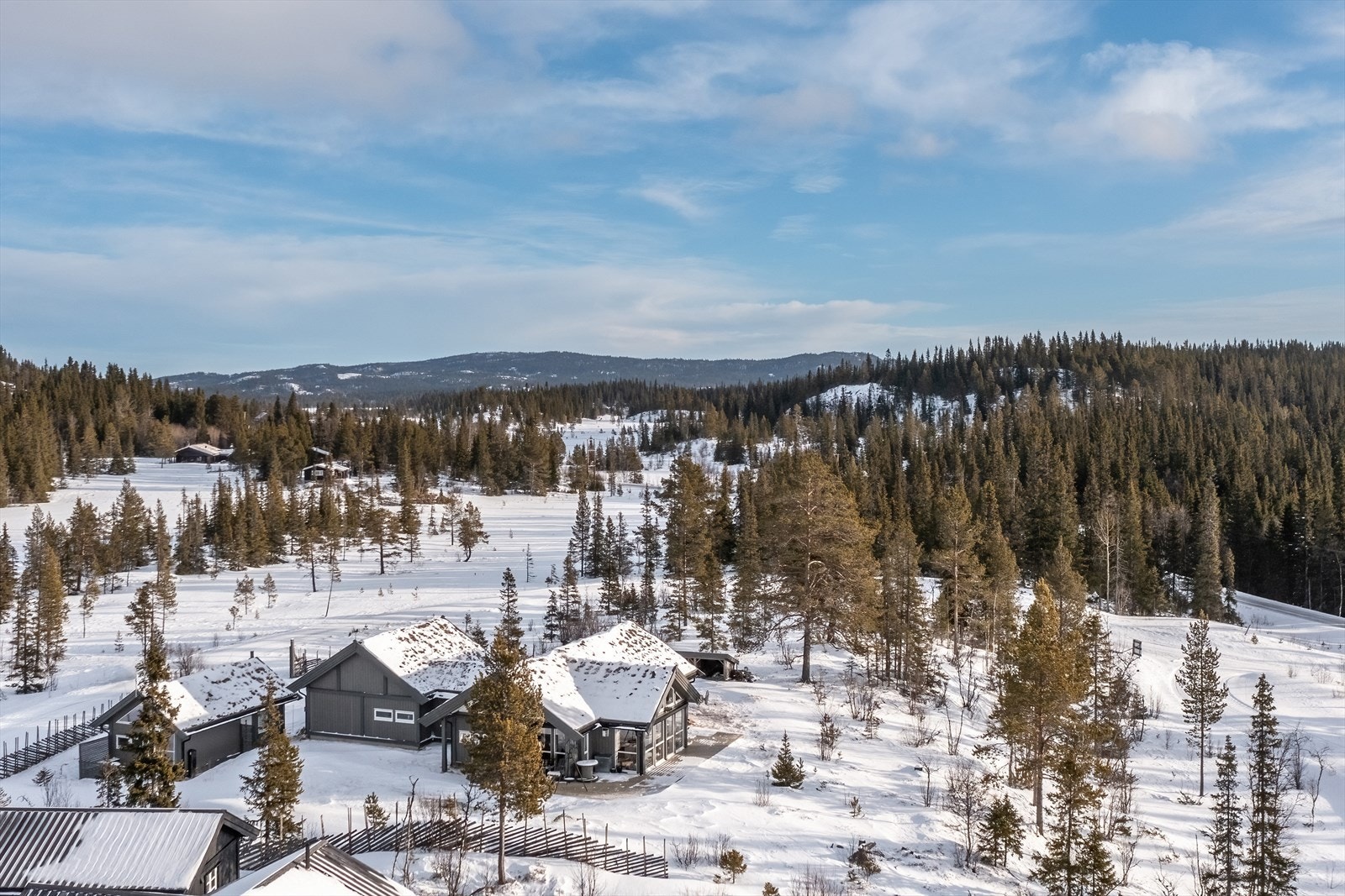 Eiendommen ligger på en stor tomt i flotte omgivelser med mange turmuligheter i umiddelbar nærhet. Galleribilde