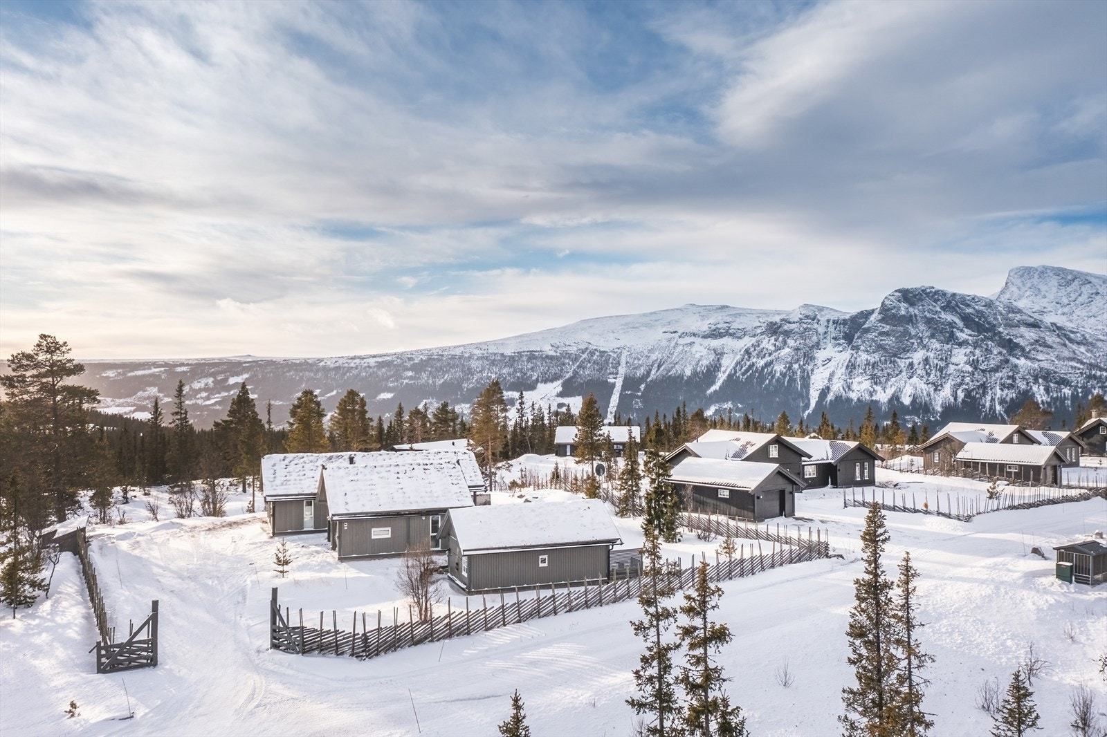 Eiendommen er bestående av hytte. anneks, garasje og carport. Galleribilde