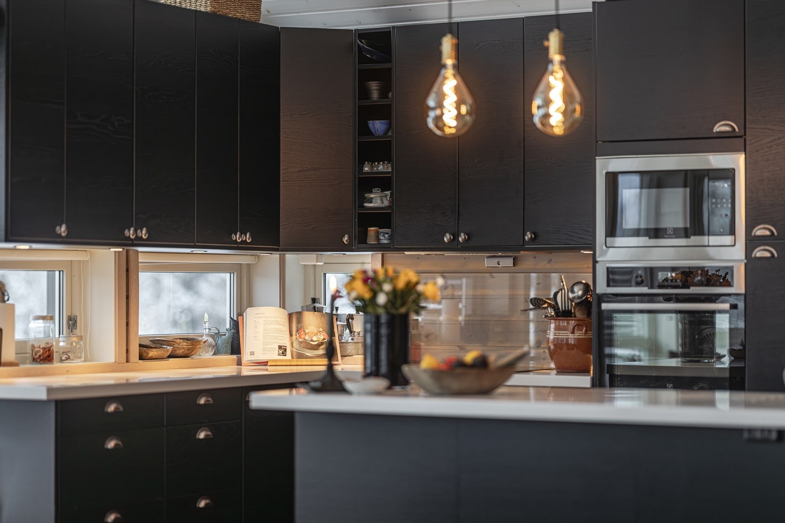 Lekkert kjøkken med integrerte hvitevarer. Galleribilde