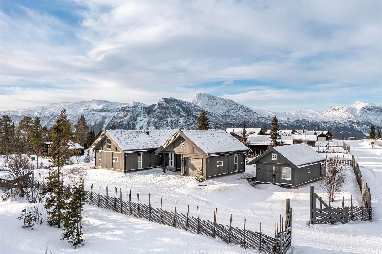 Lekker påkostet hytte beliggende på stor solrik endetomt med fantastisk fjellutsikt. Anneks. Garasje og carport. Galleribilde