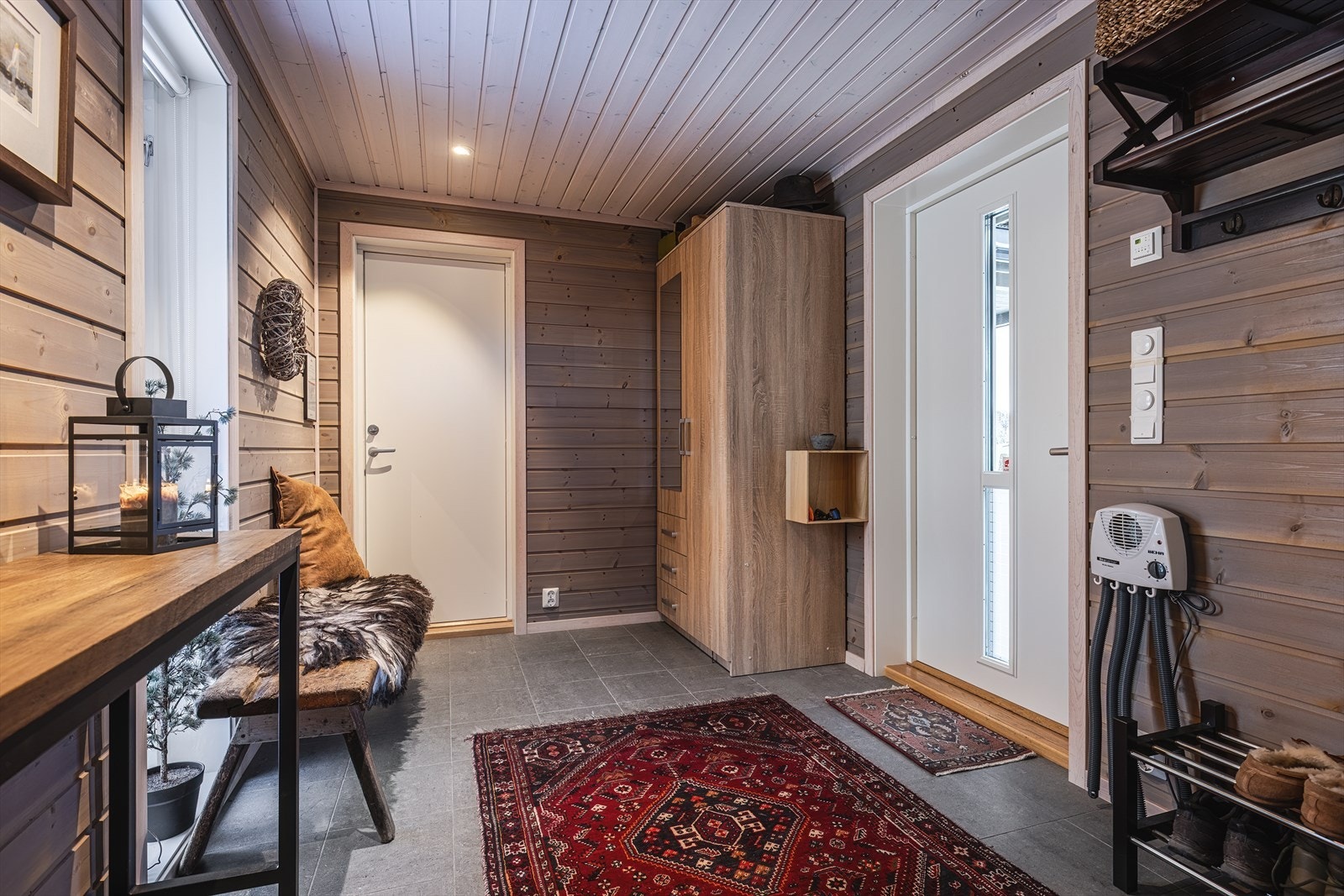 Romslig gang/hall. Galleribilde