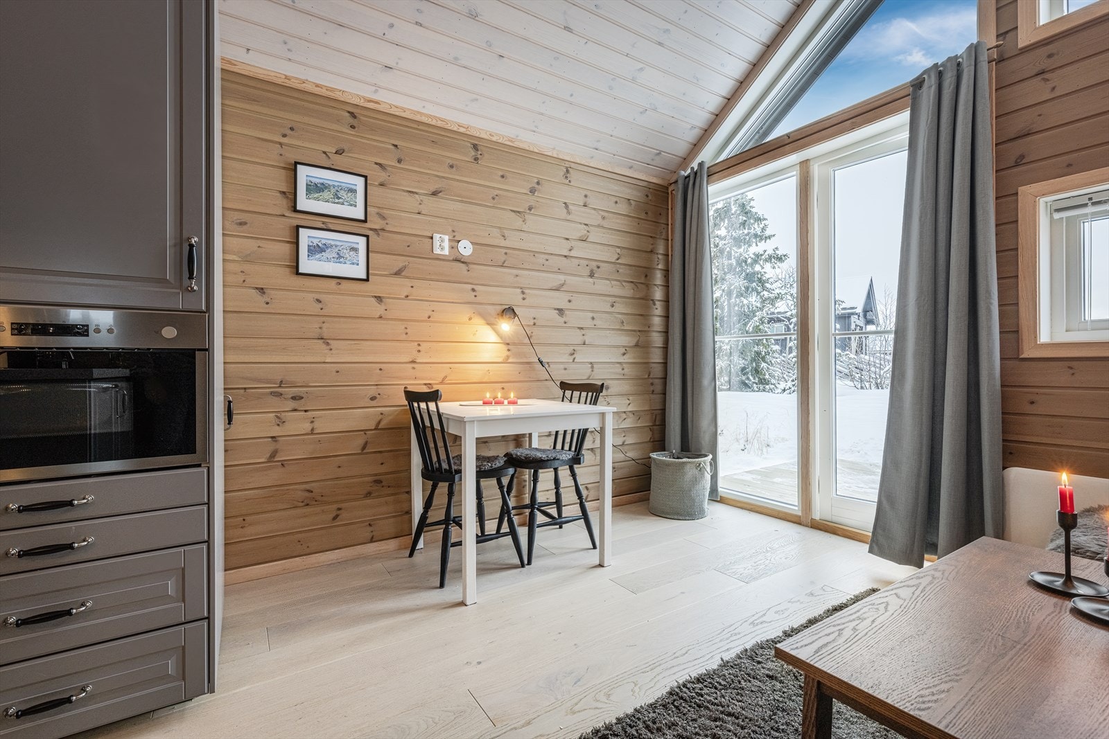 Store vindusflater og utgang til terrasse i annekset. Galleribilde