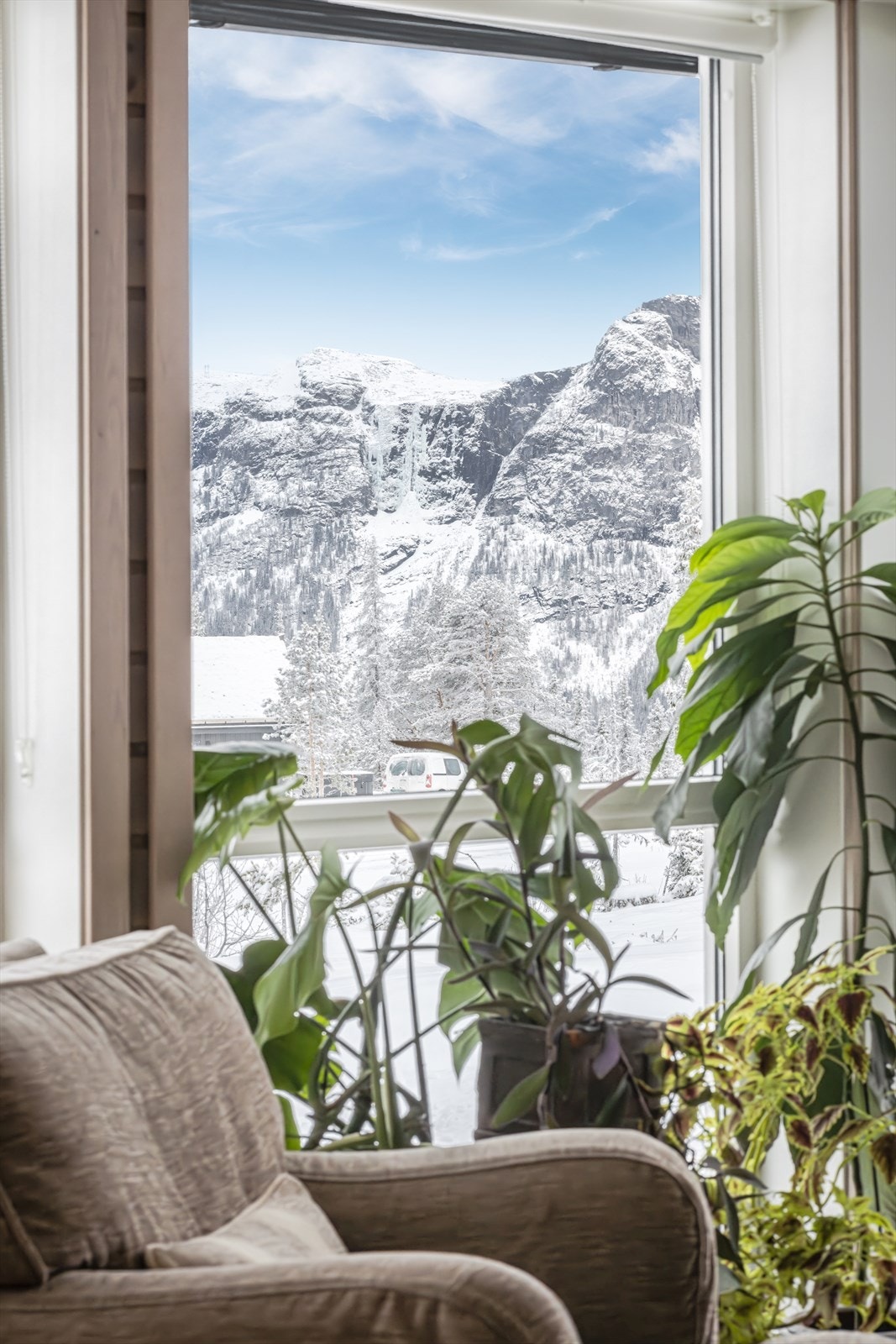 Her har du fantastisk utsikt mot Hydnefossen, Veslehorn og Storehorn. Galleribilde