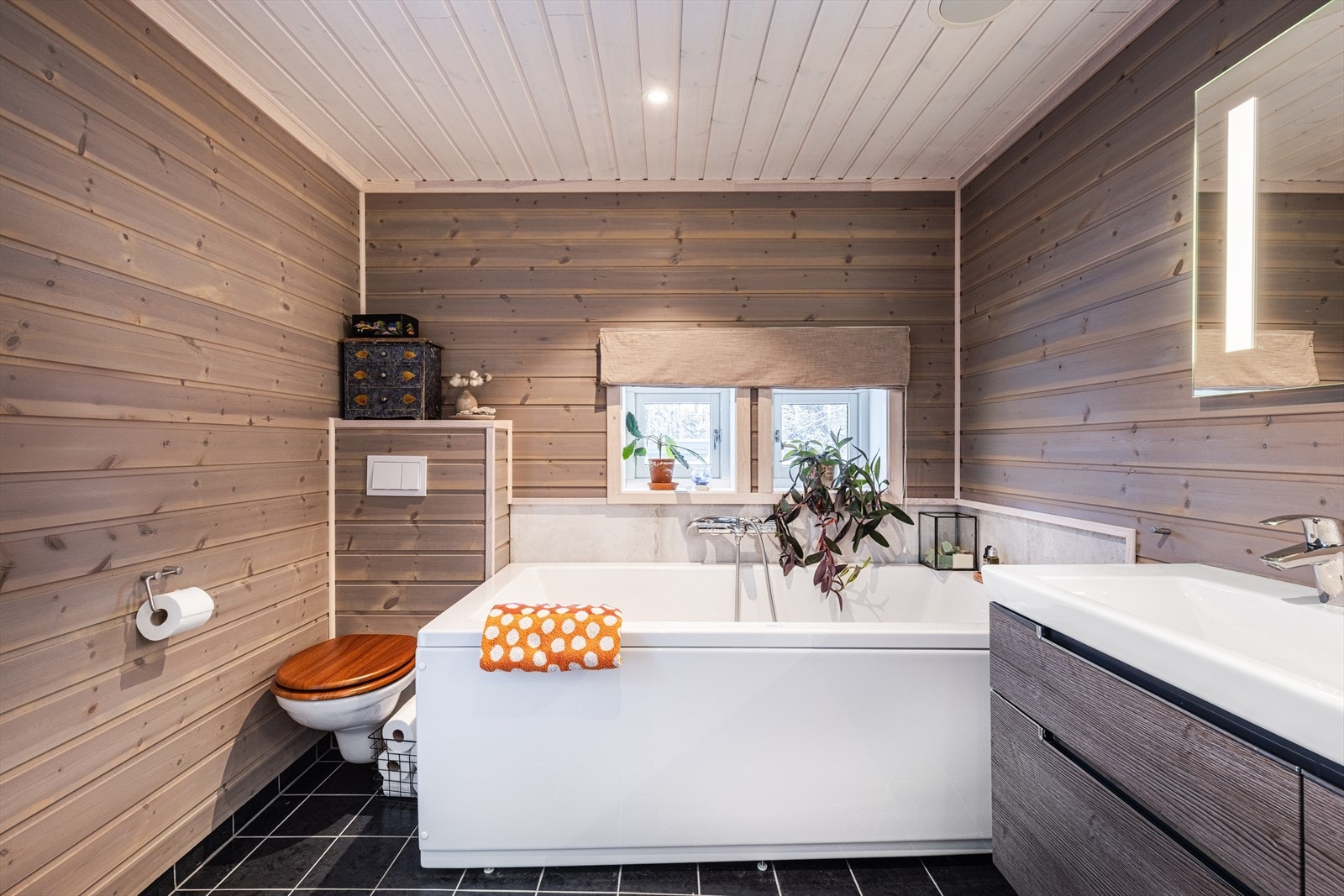 Baderom med direkte inngang fra hovedsoverom. Galleribilde