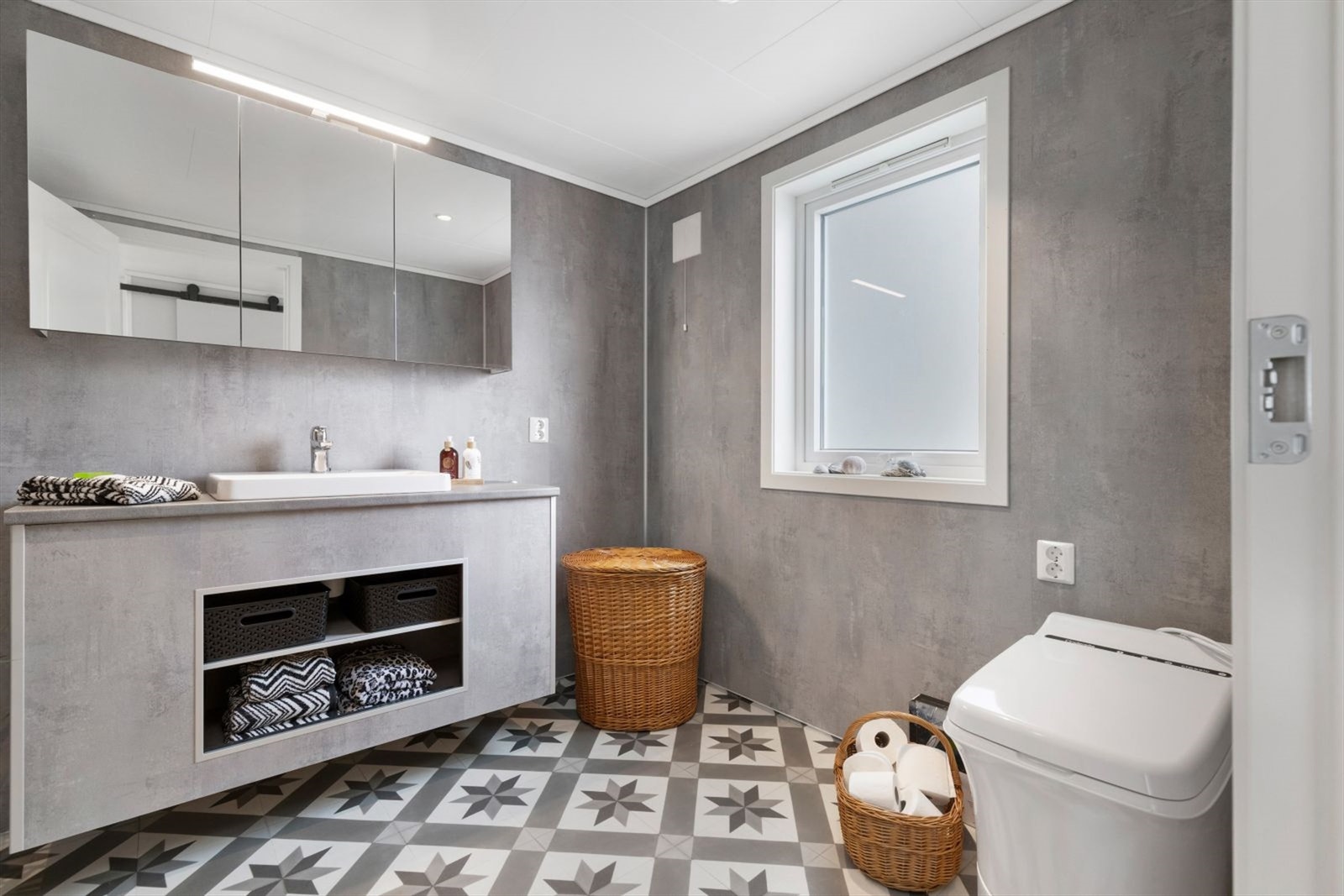 Bad med belegg på gulv og Cinderella forbrenningstoalett Galleribilde