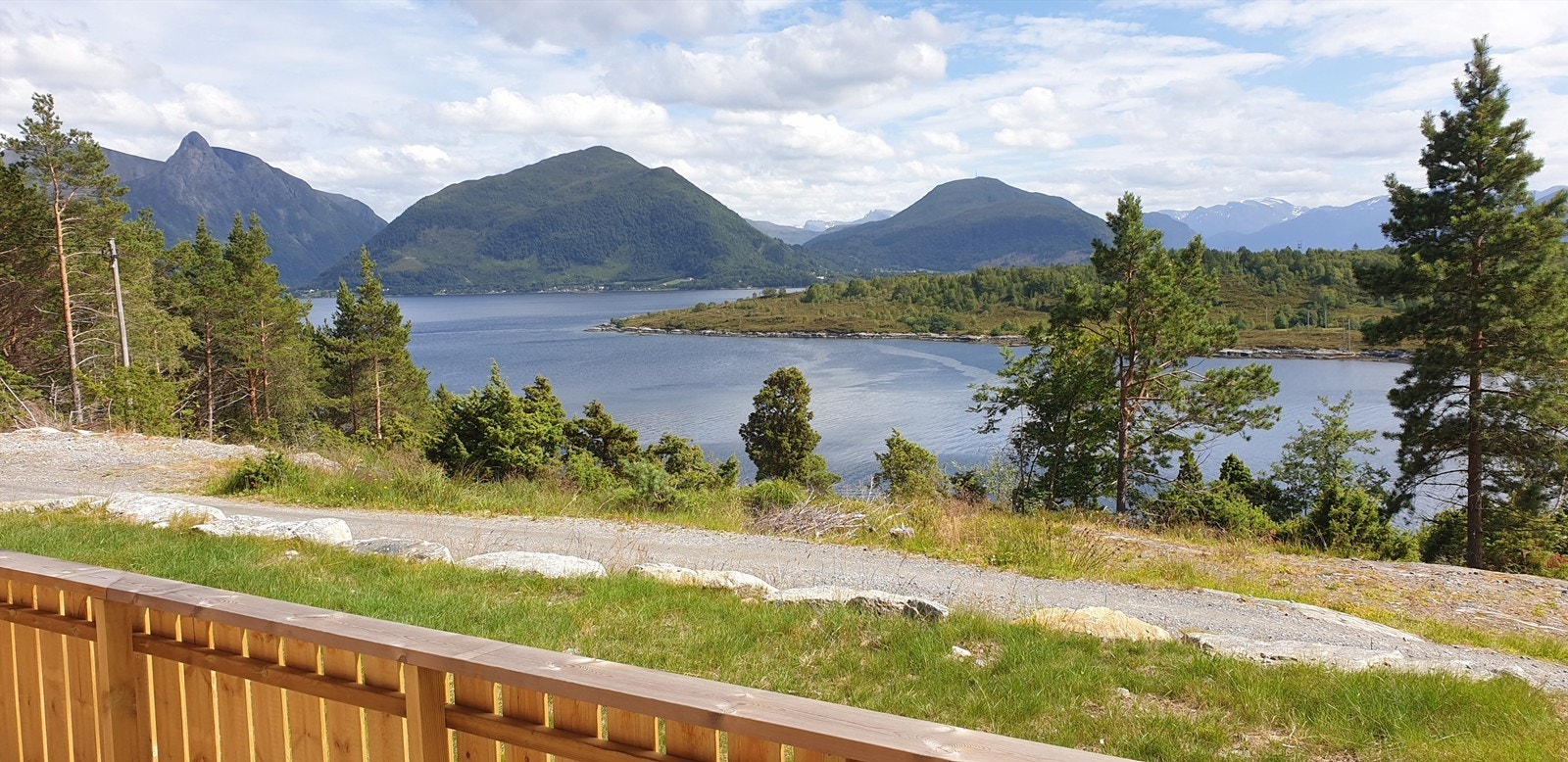 Flott utsikt til fjorden Galleribilde