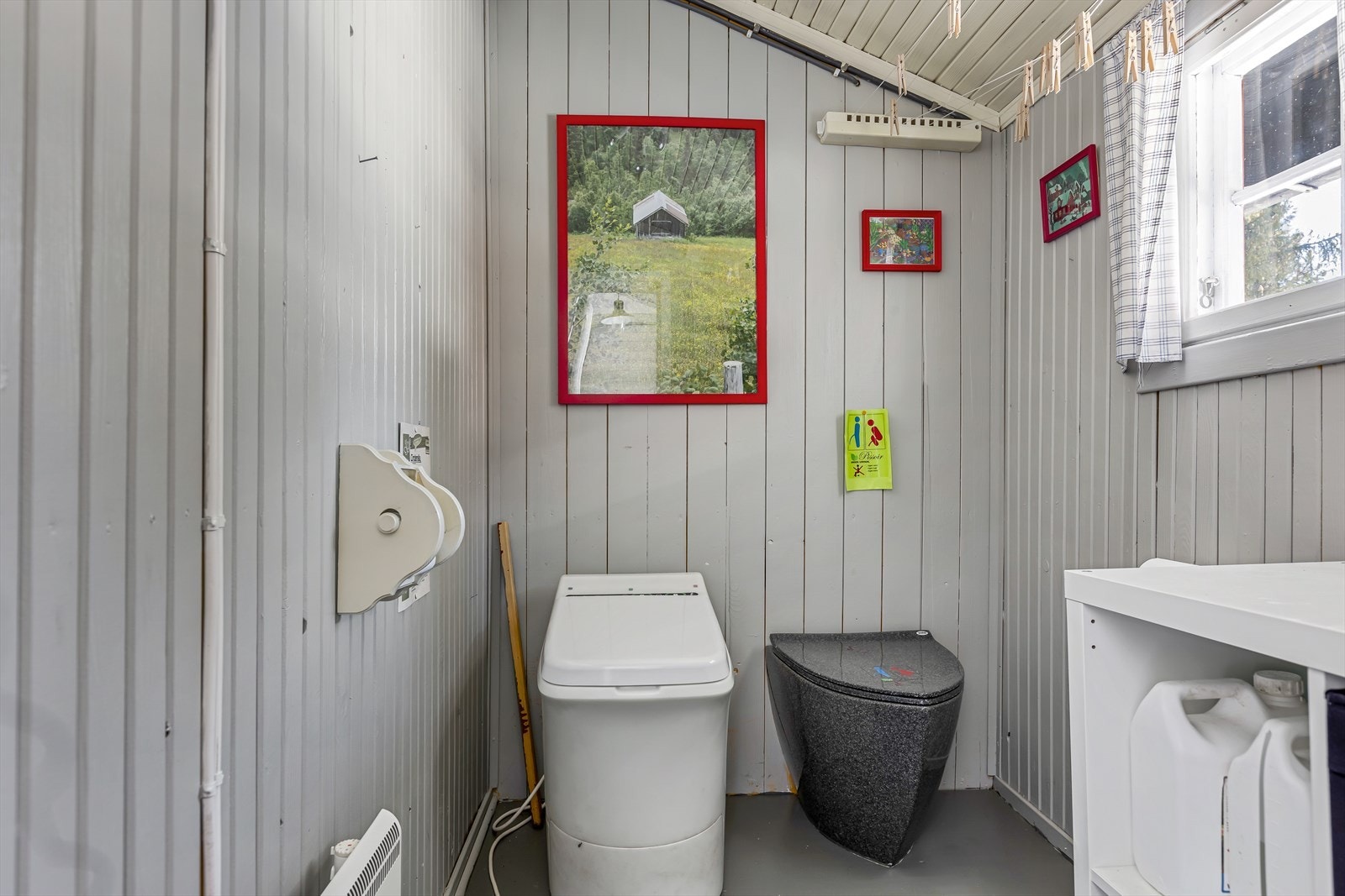 Fra vindfanget er det også adkomst til toalettrom med forbrenningstoalett og urinal. Galleribilde