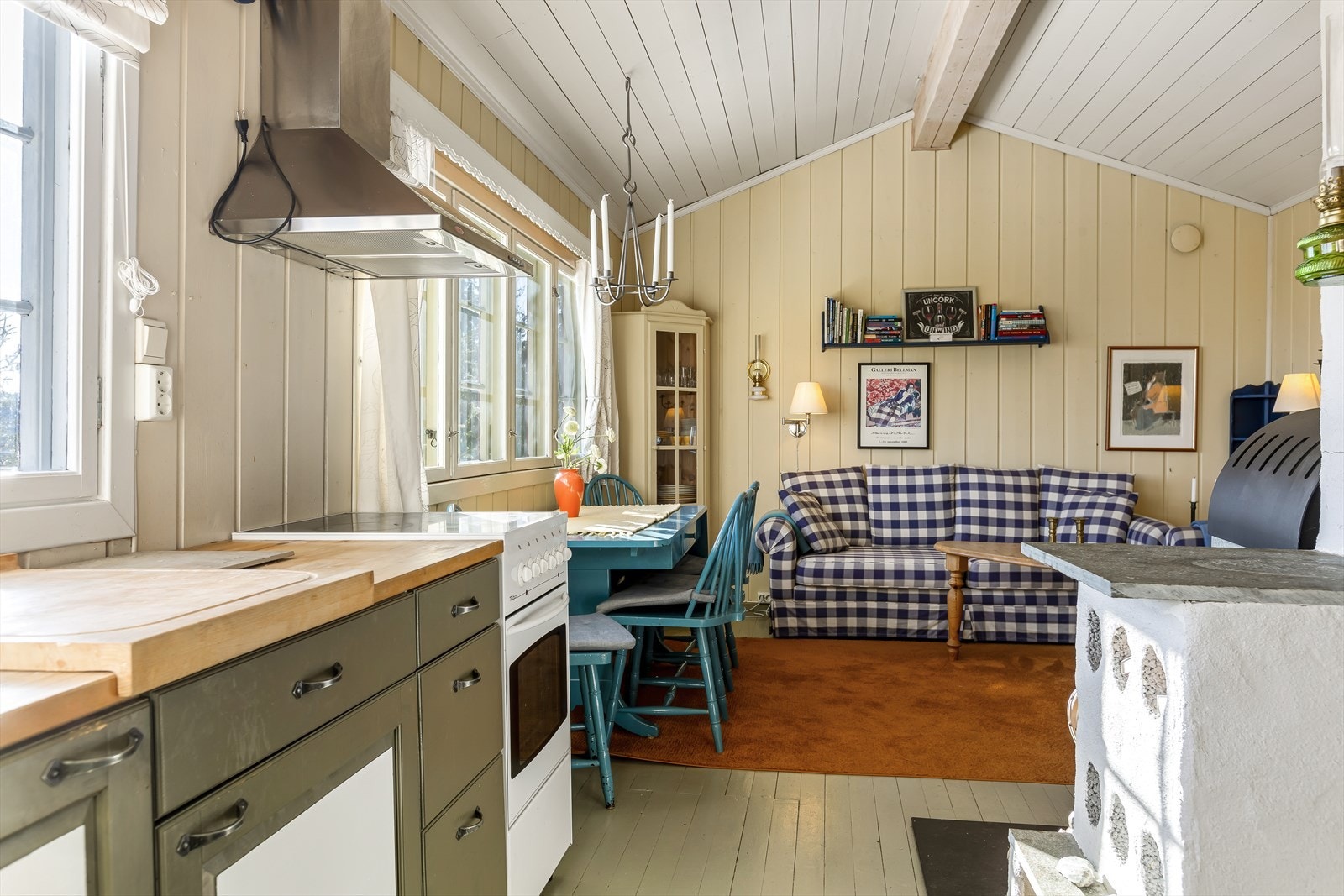 På kjøkkenet er det frittstående komfyr og kjøkkenvifte med avtrekk ut, mens kjøle- og fryseskap er plassert på vaskerom. Galleribilde