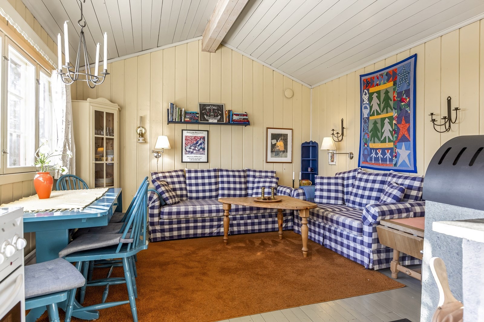 I stua er det mønet himling og et stort vindu som lar en nyte den vide utsikten utover området. Galleribilde