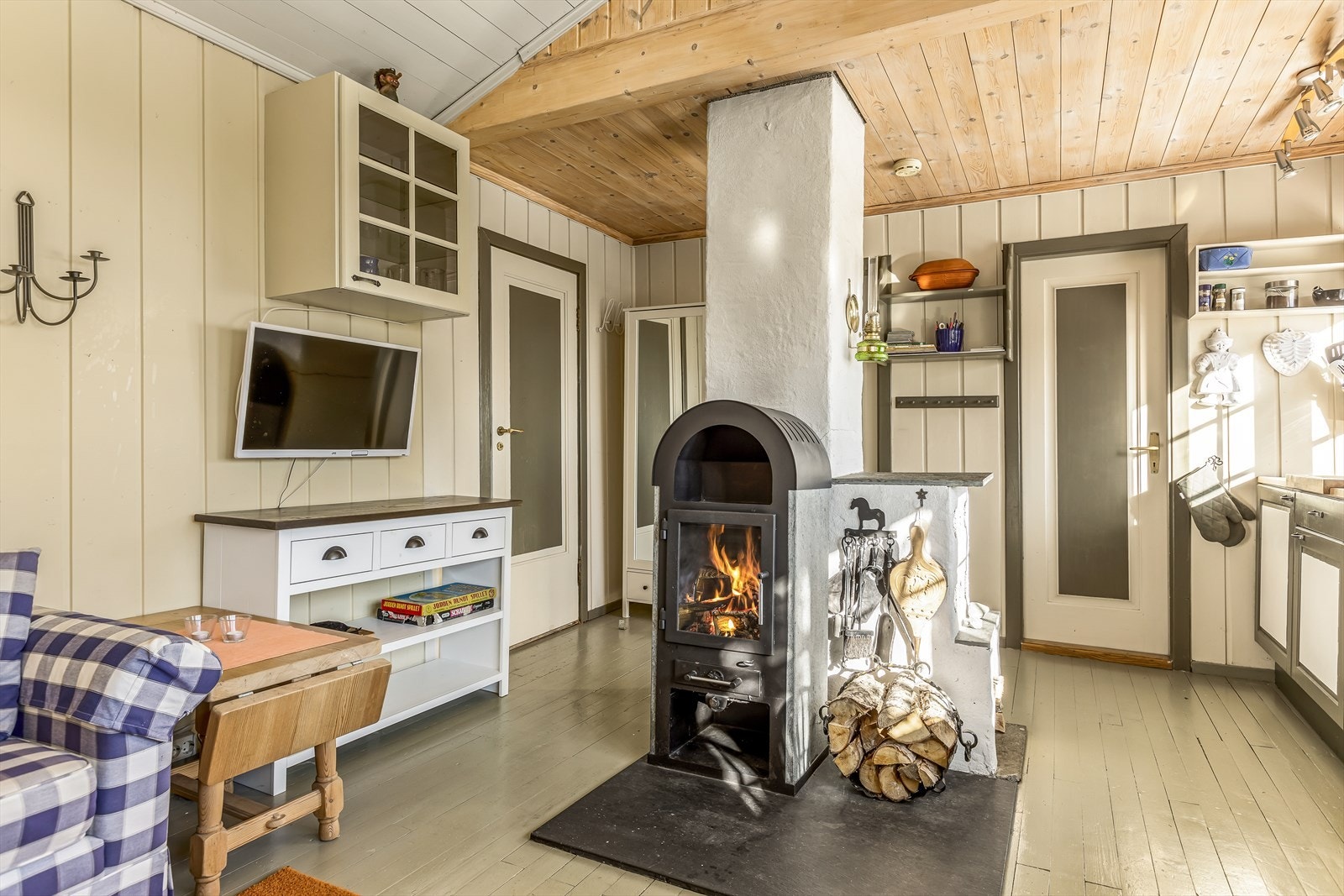 En stilig peisovn med innsyn gir en hyggelig stemning og god varme til rommet. Galleribilde