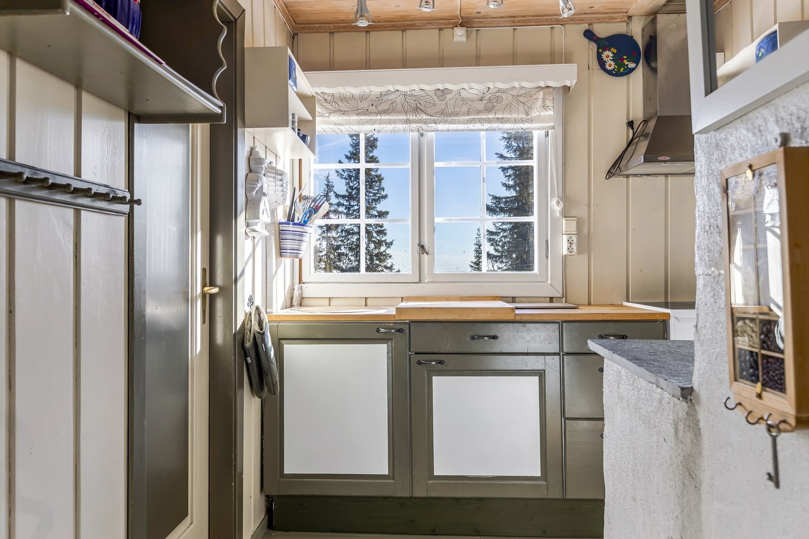 Kjøkkeninnredningen har heltre benkeplate med nedfelt oppvaskkum. Galleribilde