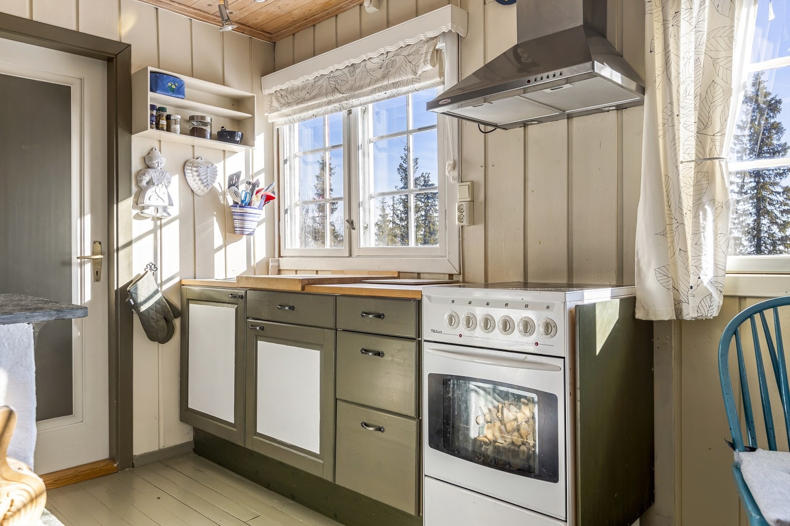 På kjøkkenet er det eldre, malt innredning med laminerte skrog. Galleribilde