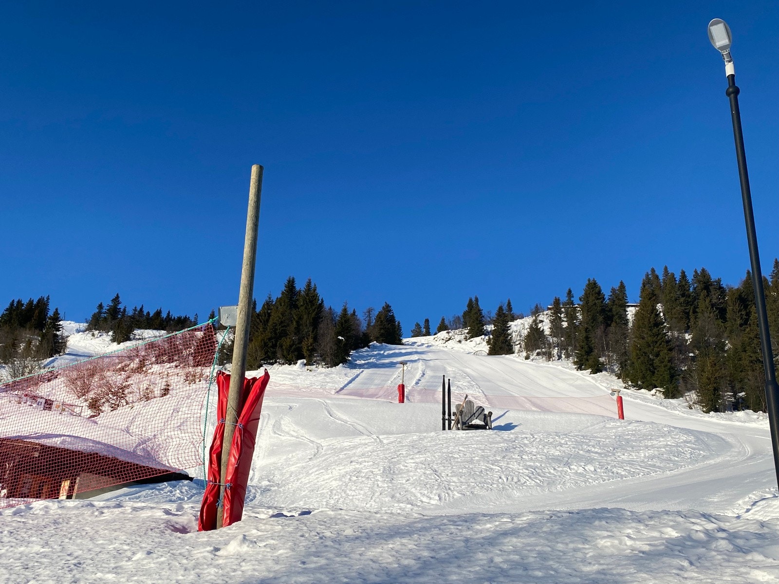 I tillegg til alpinbakke finner en bla. lekerom og eget simulatorrom, og i gårdskaféen kan en spise gode måltider etter aktive dager ute i det fri. Galleribilde