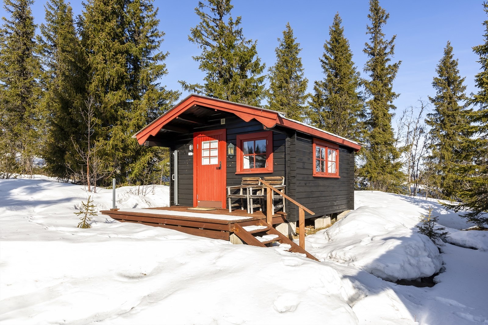 På tunet er det et koselig anneks fra 2002, og på det delvis overbygde inngangspartiet er det godt med sol. Galleribilde