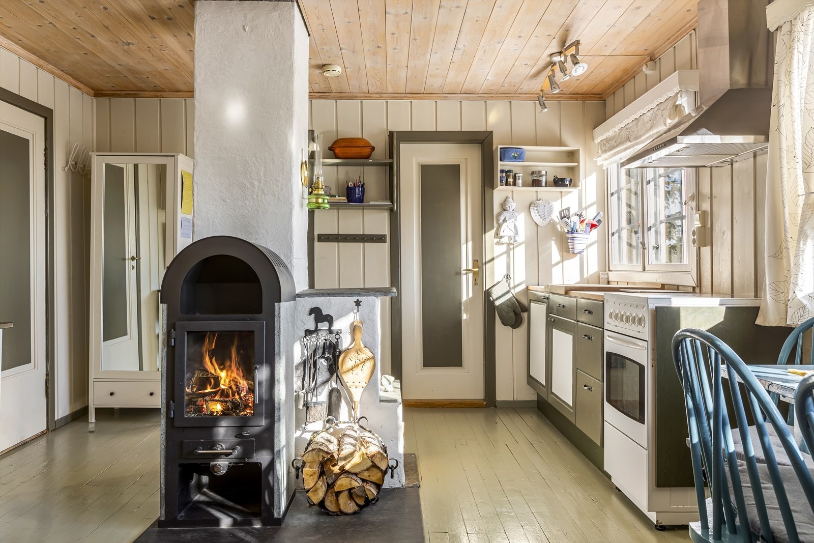 Med åpen løsning til kjøkken blir det ekstra lyst og sosialt. Galleribilde