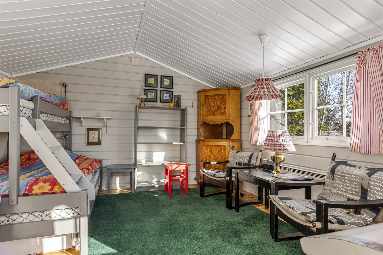 Inne i annekset er det et lyst rom med familiekøye og en mindre sittegruppe. Galleribilde
